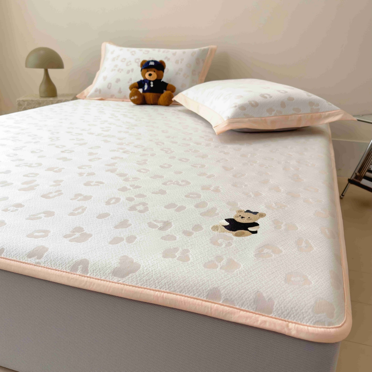 91家纺网 家纺一手货源 找家纺 孩子王家纺 2026春夏新款A类母婴级ins清新冰豆豆小熊刺绣凉感值过0.21夏季冰丝席凉席 小熊豹豹-玉色 床笠款