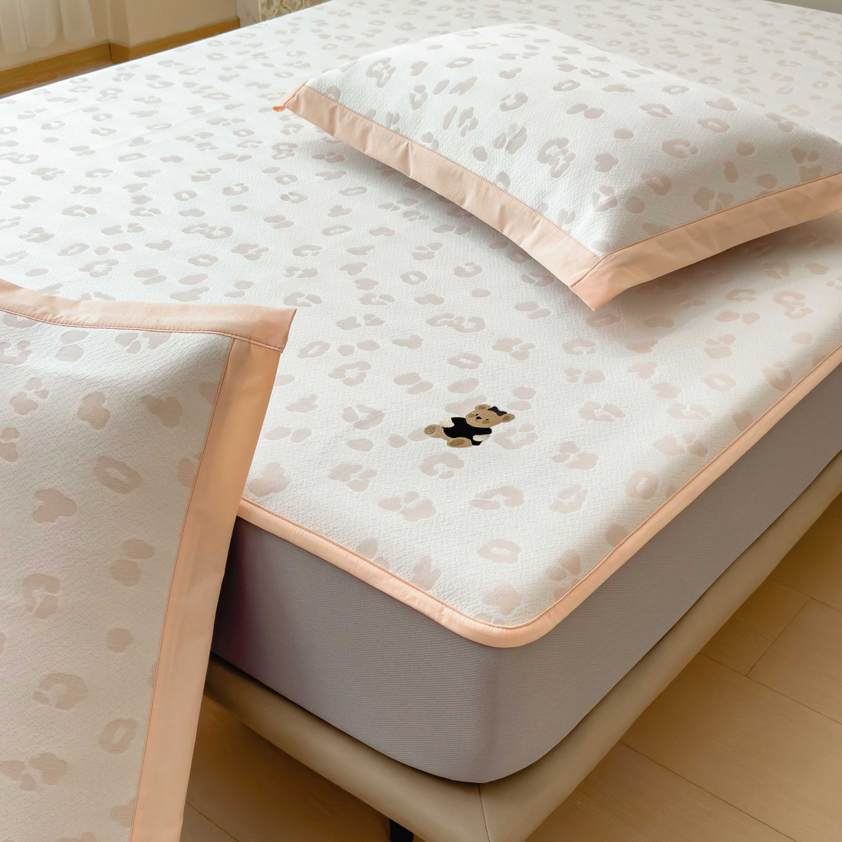 91家纺网 家纺一手货源 找家纺 孩子王家纺 2026春夏新款A类母婴级ins清新冰豆豆小熊刺绣凉感值过0.21夏季冰丝席凉席 小熊豹豹-玉色 床笠款