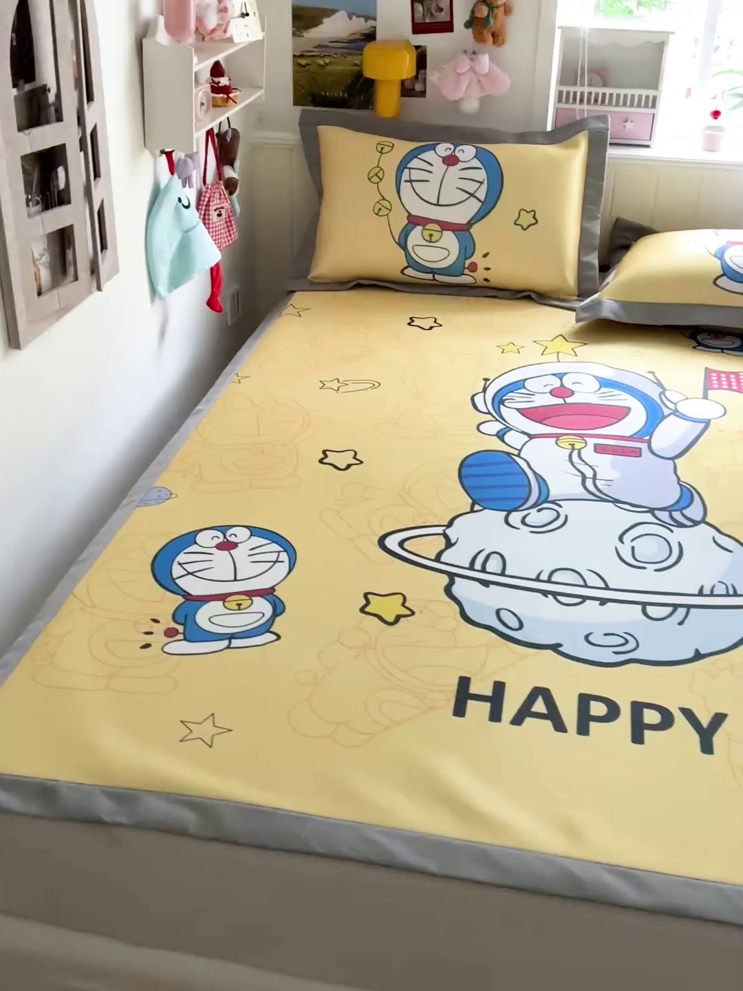 91家纺网 家纺一手货源 找家纺 KT猫直营店 2026新款数码卡通印花凉感冰丝软凉席席子 登月叮当黄-席