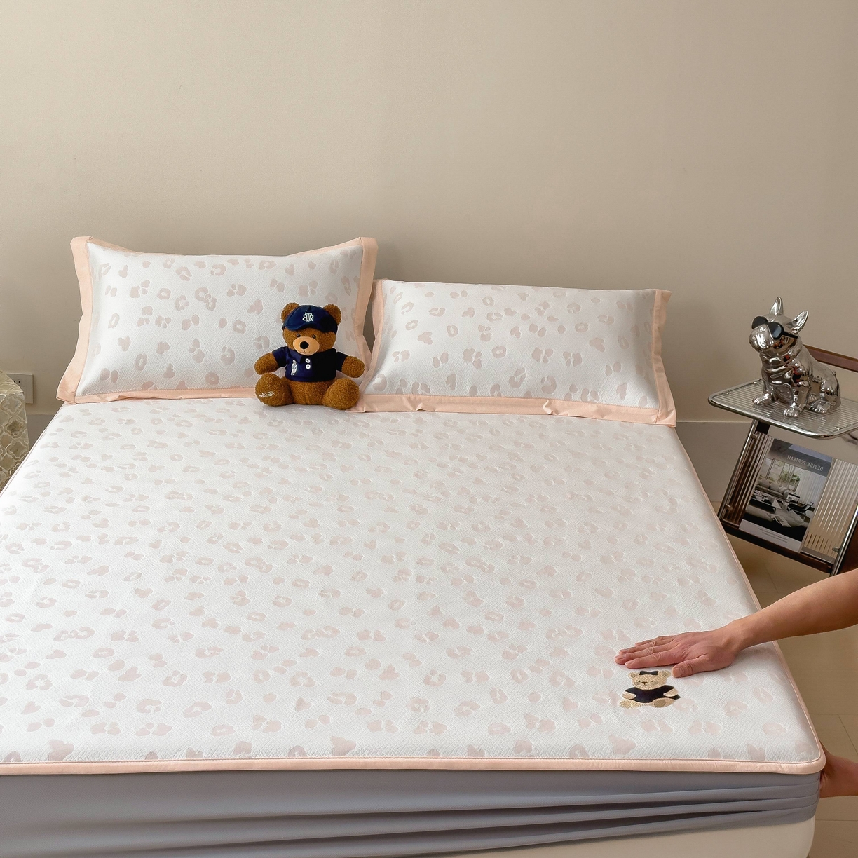 91家纺网 家纺一手货源 找家纺 孩子王家纺 2026春夏新款A类母婴级ins清新冰豆豆小熊刺绣凉感值过0.21夏季冰丝席凉席 小熊豹豹-玉色 床笠款