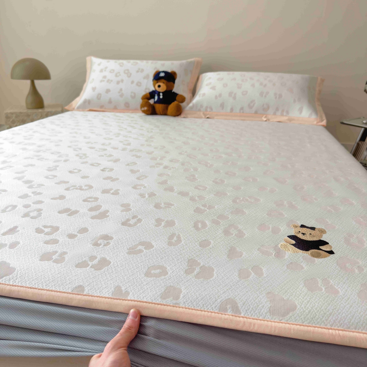 91家纺网 家纺一手货源 找家纺 孩子王家纺 2026春夏新款A类母婴级ins清新冰豆豆小熊刺绣凉感值过0.21夏季冰丝席凉席 小熊豹豹-玉色 床笠款