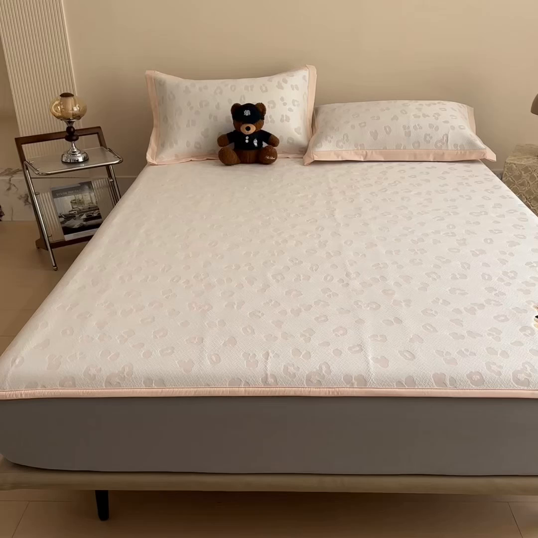 91家纺网 家纺一手货源 找家纺 孩子王家纺 2026春夏新款A类母婴级ins清新冰豆豆小熊刺绣凉感值过0.21夏季冰丝席凉席 小熊豹豹-玉色 床笠款