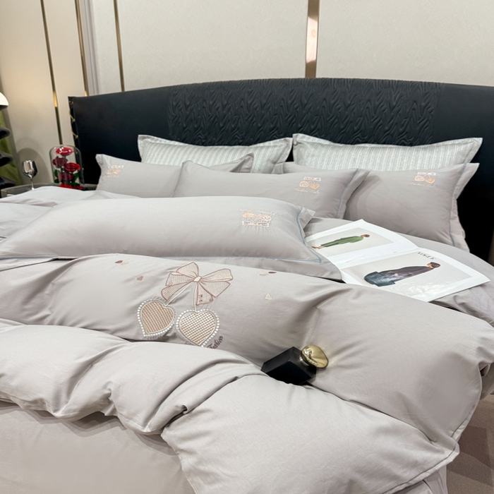 91家纺网 家纺一手货源 找家纺 昊翔家纺 2026全棉纯棉刺绣花四件套40支长绒棉100% 棉礼盒包装 樱桃之恋-灰色
