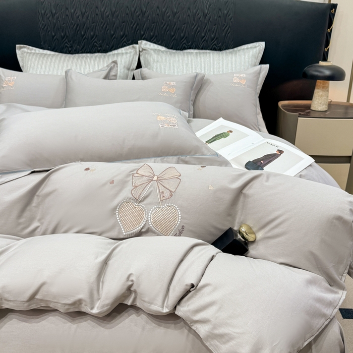 91家纺网 家纺一手货源 找家纺 昊翔家纺 2026全棉纯棉刺绣花四件套40支长绒棉100% 棉礼盒包装 樱桃之恋-灰色