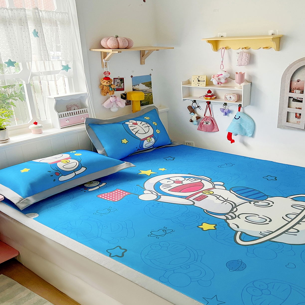 91家纺网 家纺一手货源 找家纺 KT猫直营店 2026新款数码卡通印花凉感冰丝软凉席席子 登月叮当蓝-席