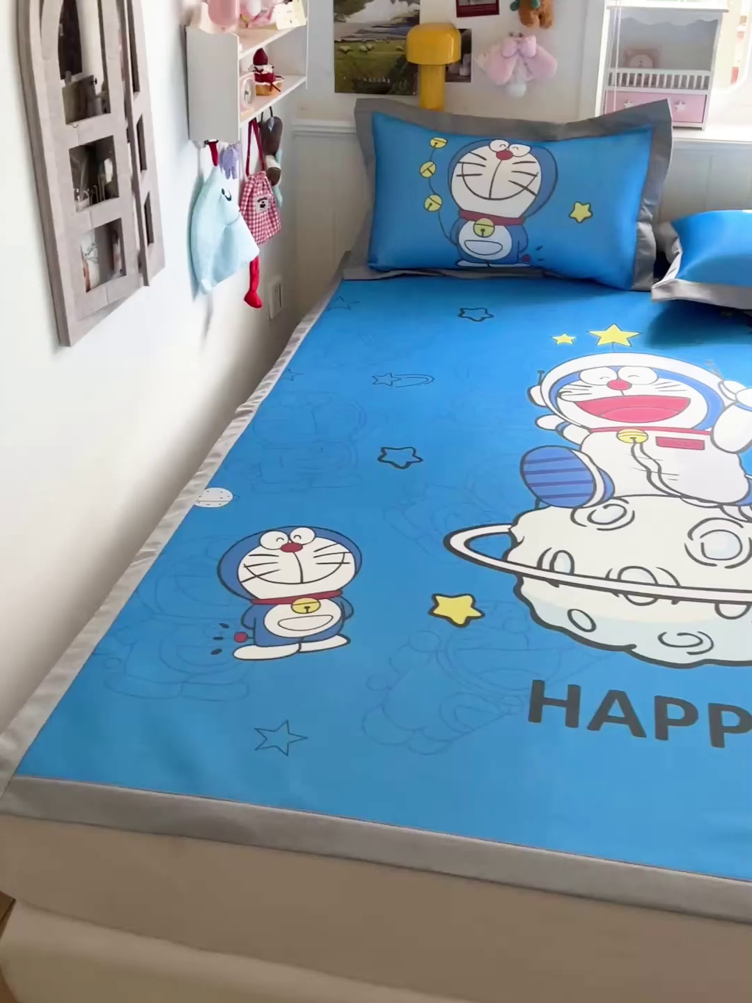 91家纺网 家纺一手货源 找家纺 KT猫直营店 2026新款数码卡通印花凉感冰丝软凉席席子 登月叮当蓝-席