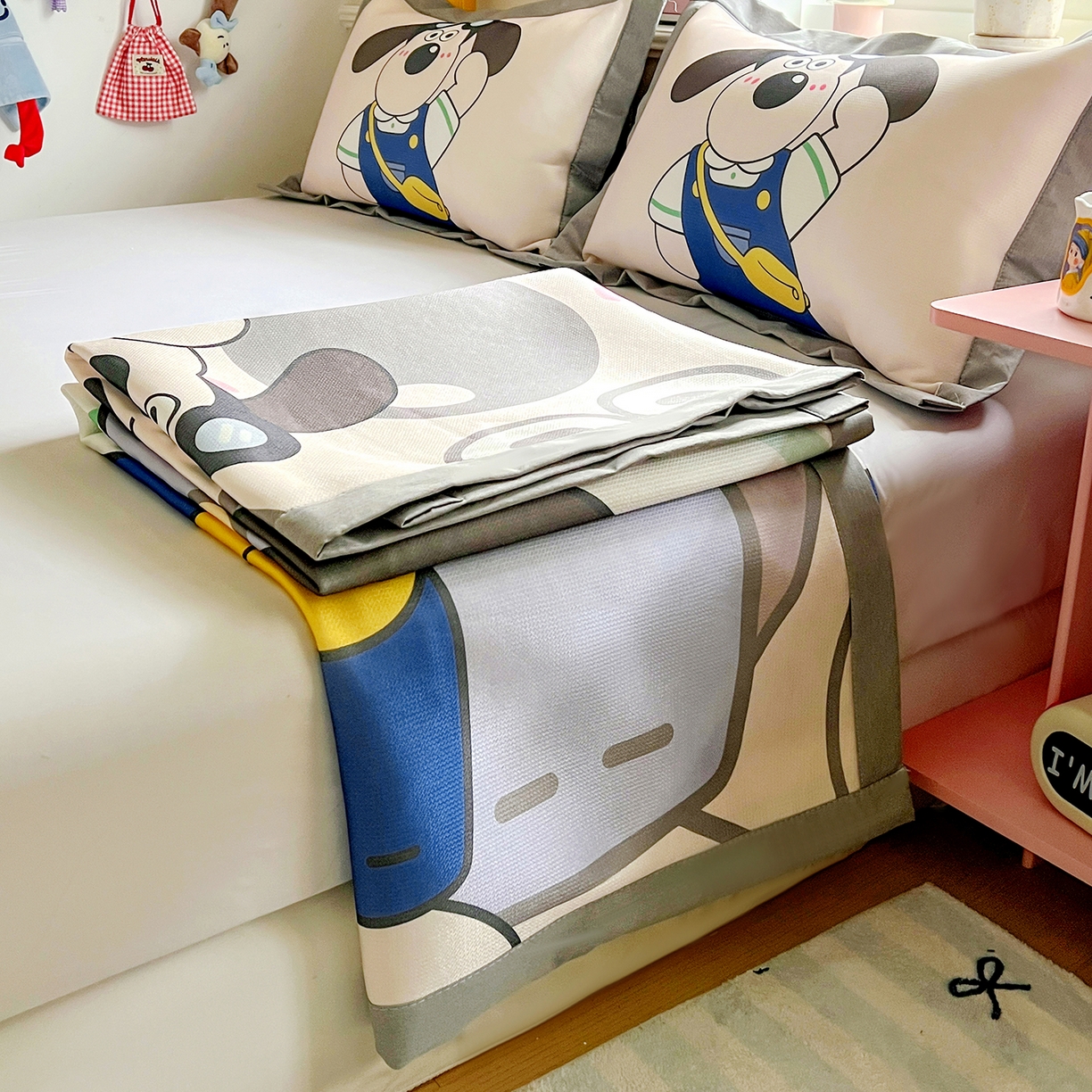 91家纺网 家纺一手货源 找家纺 KT猫直营店 2026新款数码卡通印花凉感冰丝软凉席席子 飞行汪-席