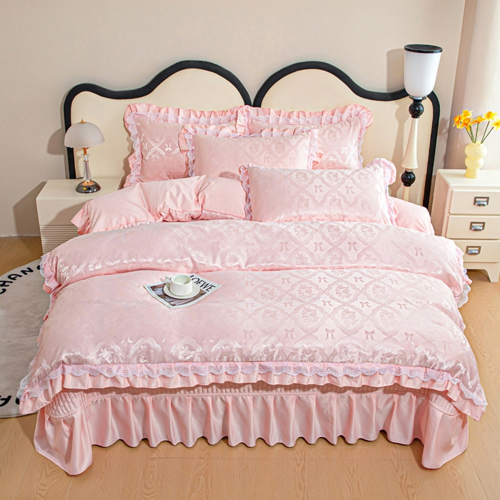 91家纺网 家纺一手货源 找家纺 畅畅家纺 2026新款春夏高档轻奢韩版提花花边床盖四件套水洗真丝冰丝套件 花边-粉色