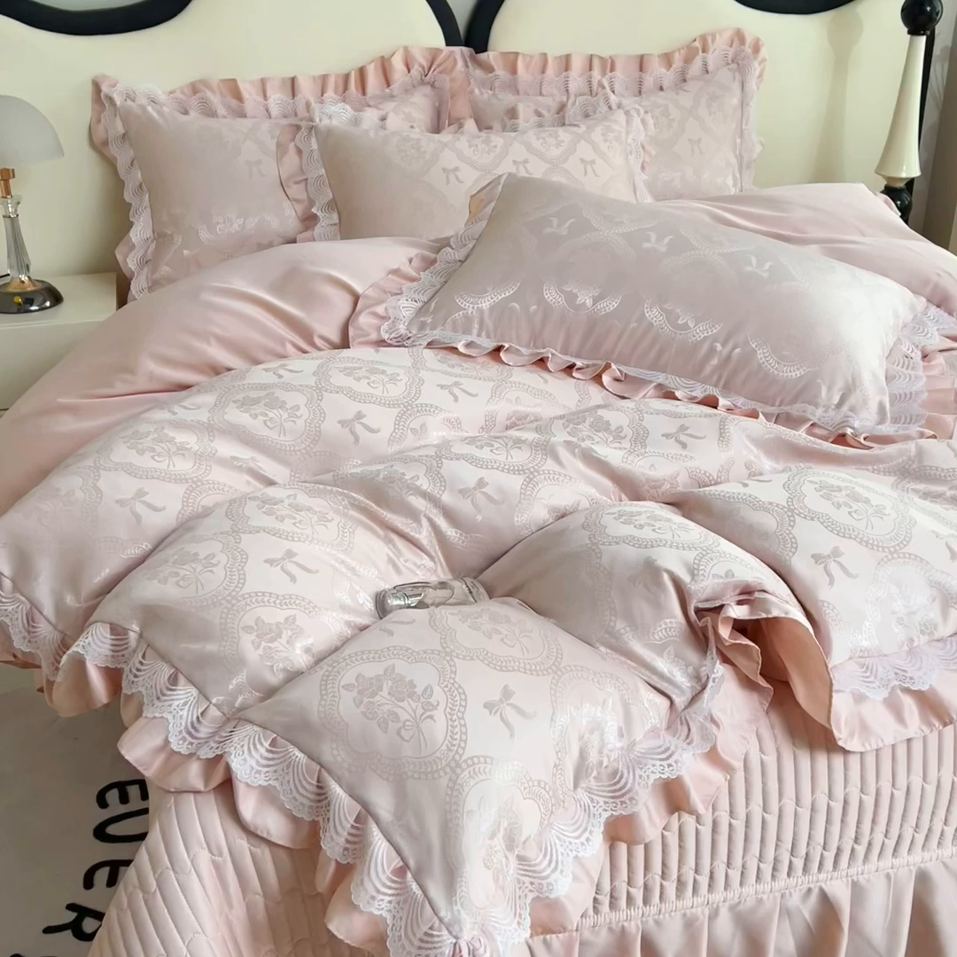 91家纺网 家纺一手货源 找家纺 畅畅家纺 2026新款春夏高档轻奢韩版提花花边床盖四件套水洗真丝冰丝套件 花边-粉色