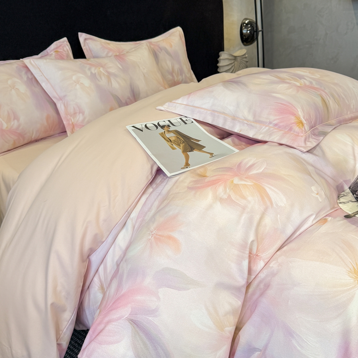 91家纺网 家纺一手货源 找家纺 喜四方 2026新款100%全棉60支长绒棉数码印花四件套（控价不低于180）心事花语-粉