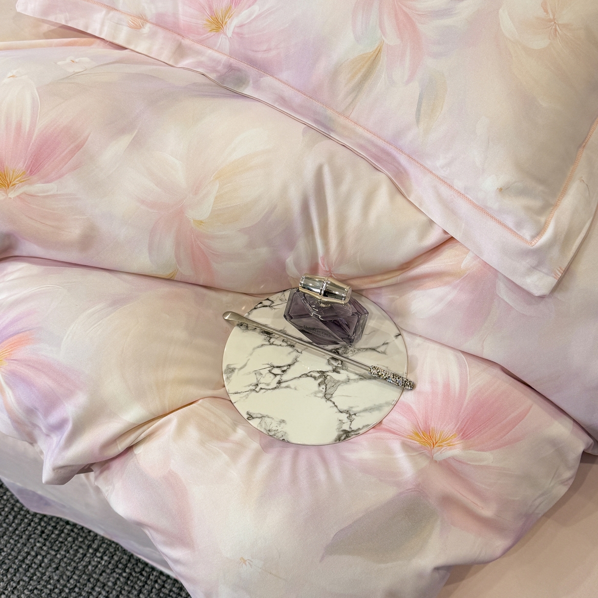 91家纺网 家纺一手货源 找家纺 喜四方 2026新款100%全棉60支长绒棉数码印花四件套（控价不低于180）心事花语-粉