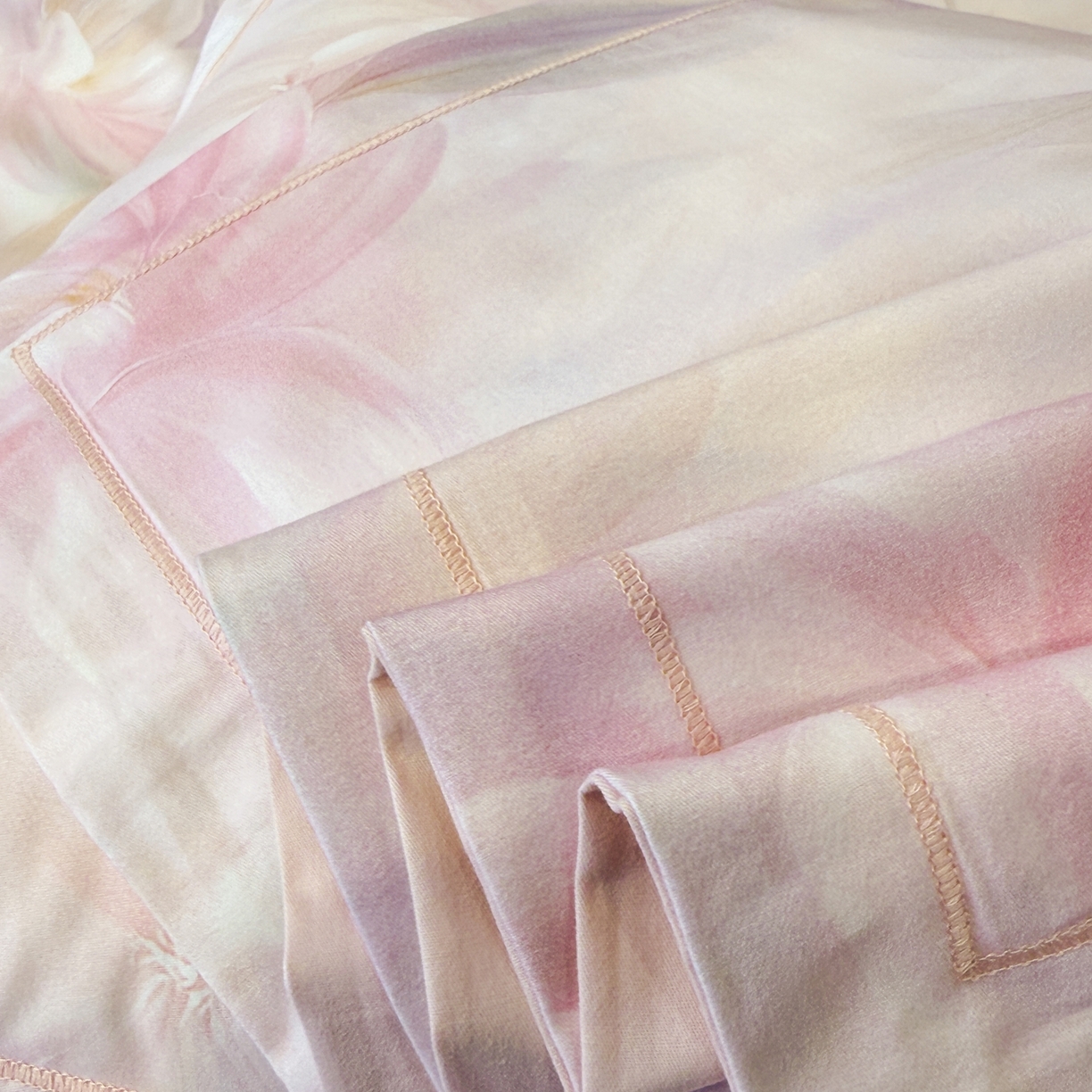 91家纺网 家纺一手货源 找家纺 喜四方 2026新款100%全棉60支长绒棉数码印花四件套（控价不低于180）心事花语-粉