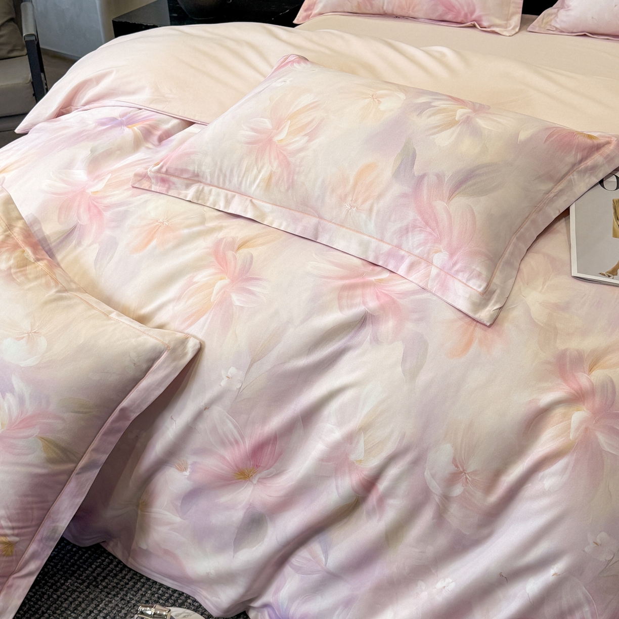 91家纺网 家纺一手货源 找家纺 喜四方 2026新款100%全棉60支长绒棉数码印花四件套（控价不低于180）心事花语-粉