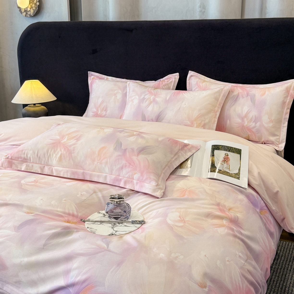 91家纺网 家纺一手货源 找家纺 喜四方 2026新款100%全棉60支长绒棉数码印花四件套（控价不低于180）心事花语-粉