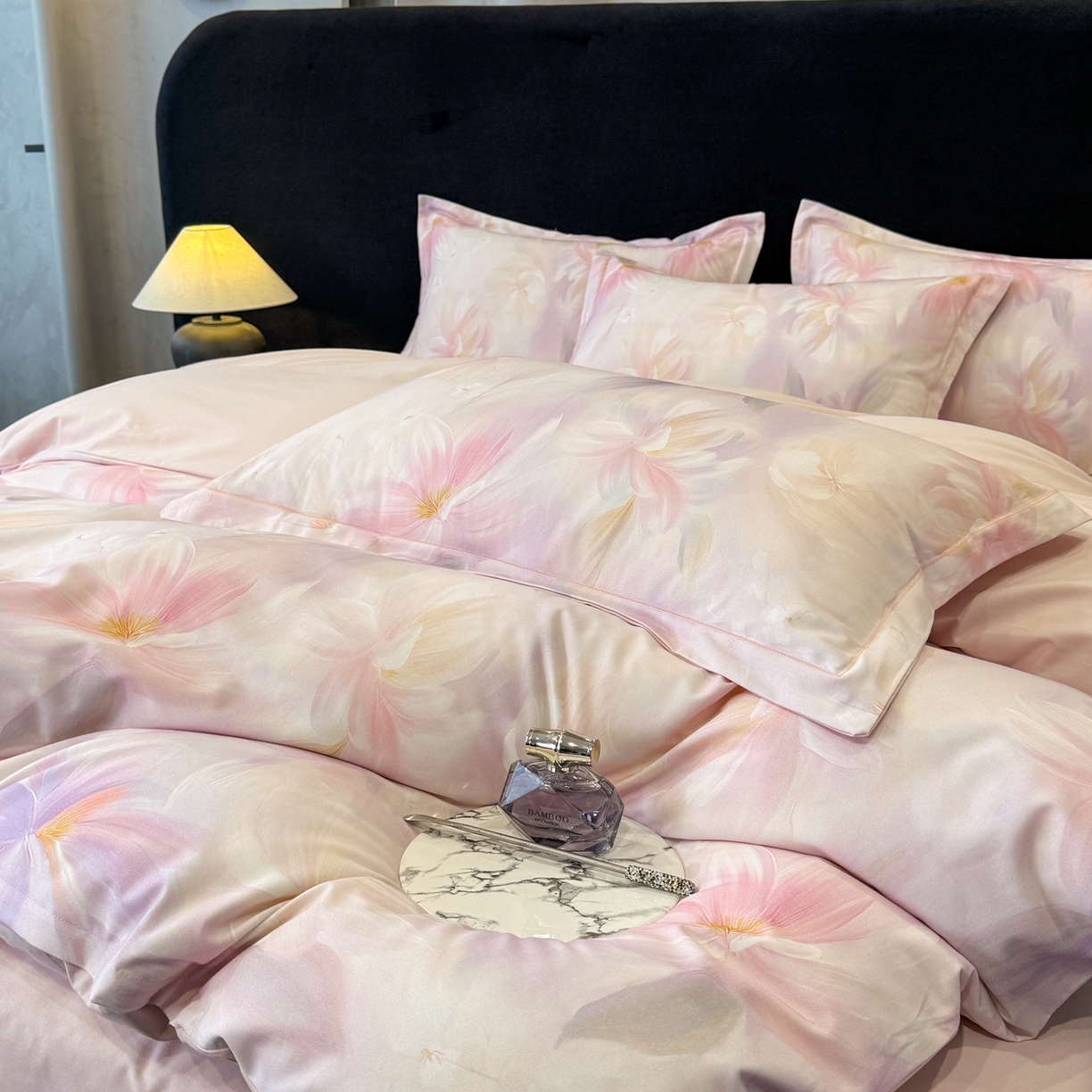 91家纺网 家纺一手货源 找家纺 喜四方 2026新款100%全棉60支长绒棉数码印花四件套（控价不低于180）心事花语-粉