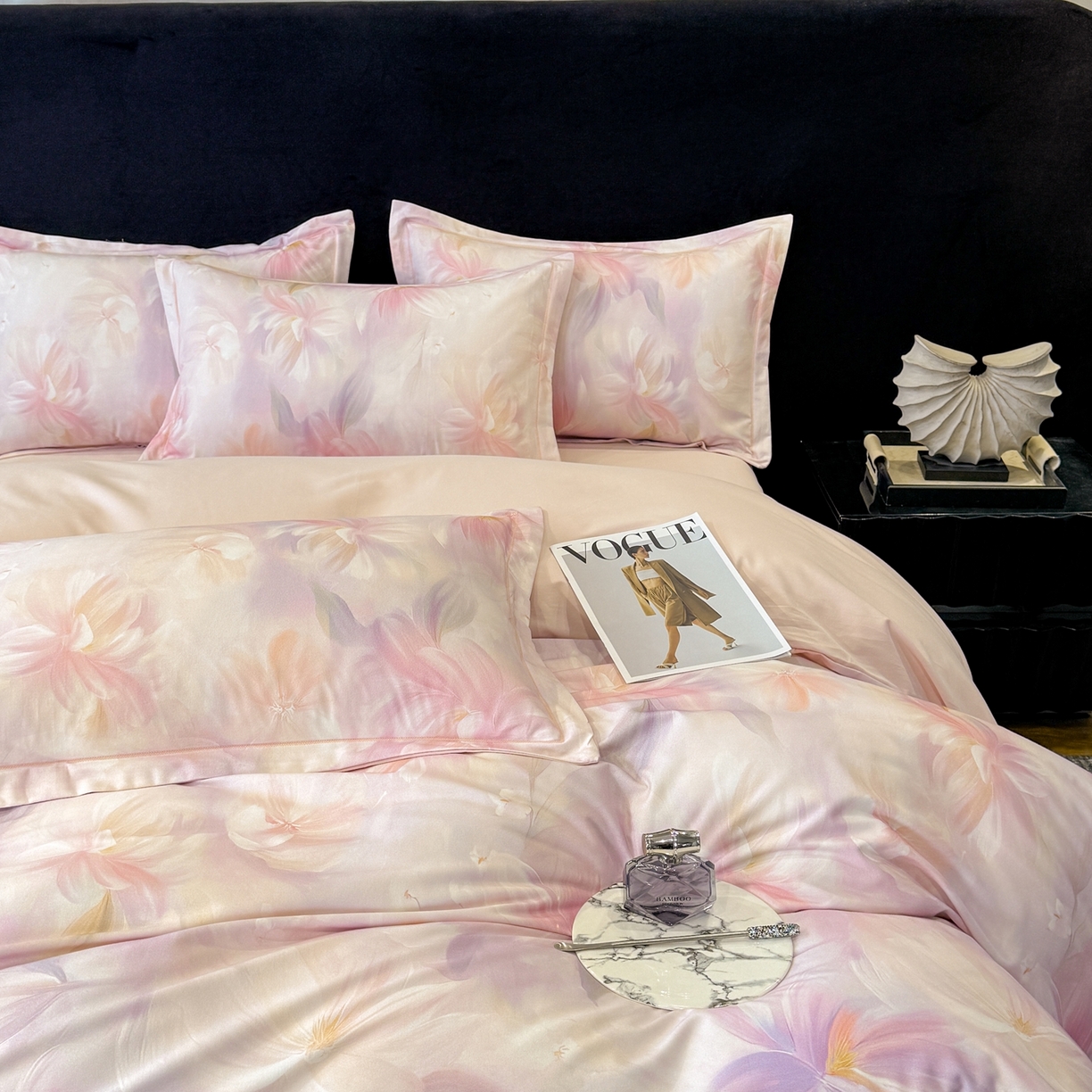 91家纺网 家纺一手货源 找家纺 喜四方 2026新款100%全棉60支长绒棉数码印花四件套（控价不低于180）心事花语-粉