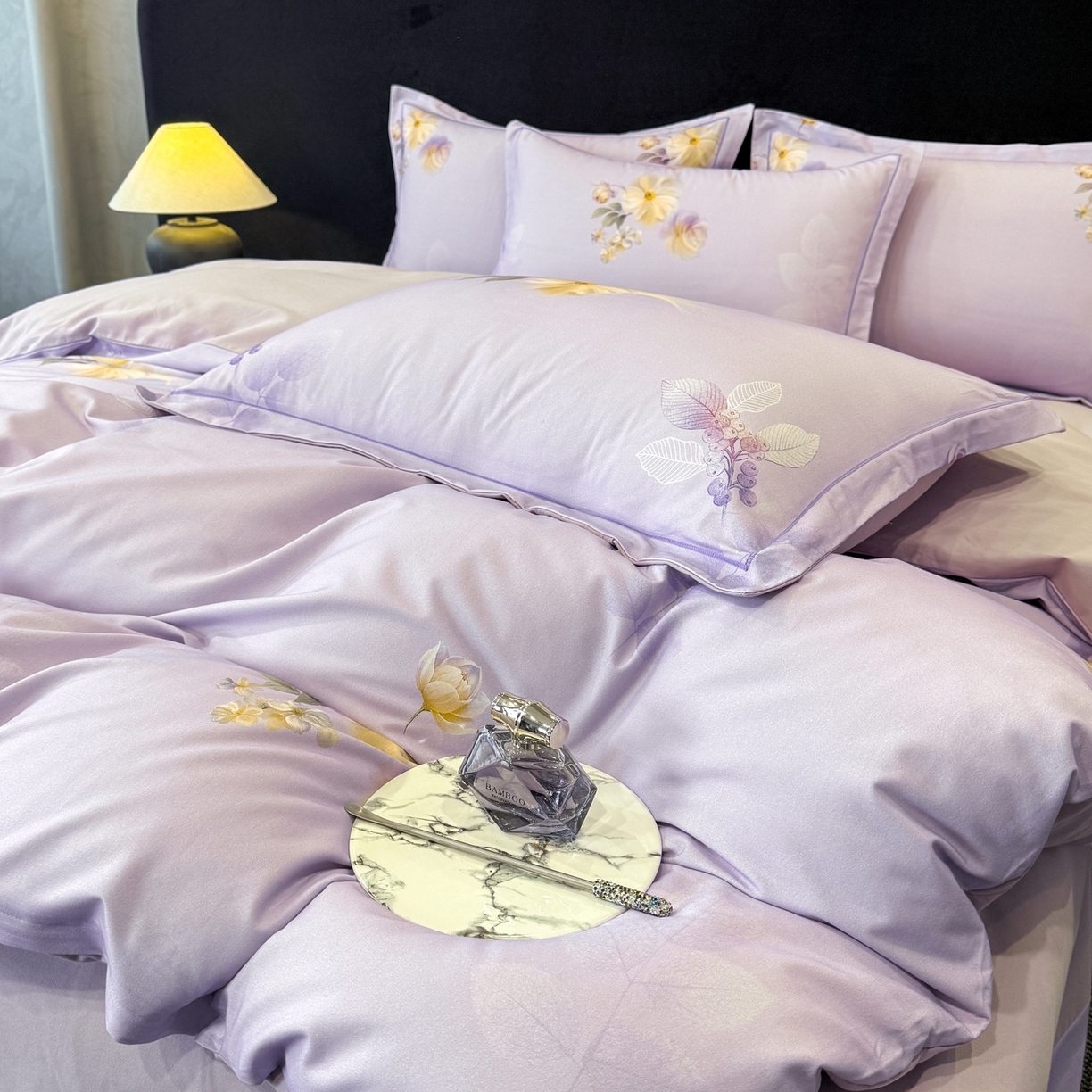 91家纺网 家纺一手货源 找家纺 喜四方 2026新款100%全棉60支长绒棉数码印花四件套（控价不低于180）秋季漫想-紫