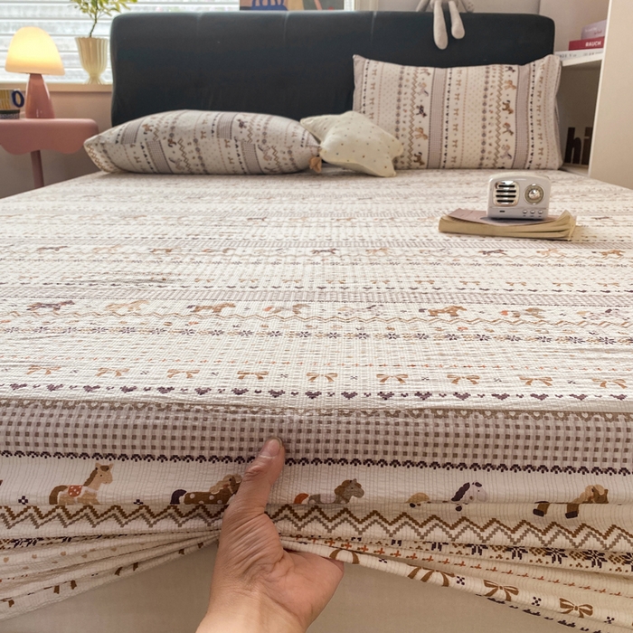 91家纺网 家纺一手货源 找家纺 赛琳 2026新款泡芙纱床笠系列单床笠床笠单件（有买家秀） 栗色木马纹