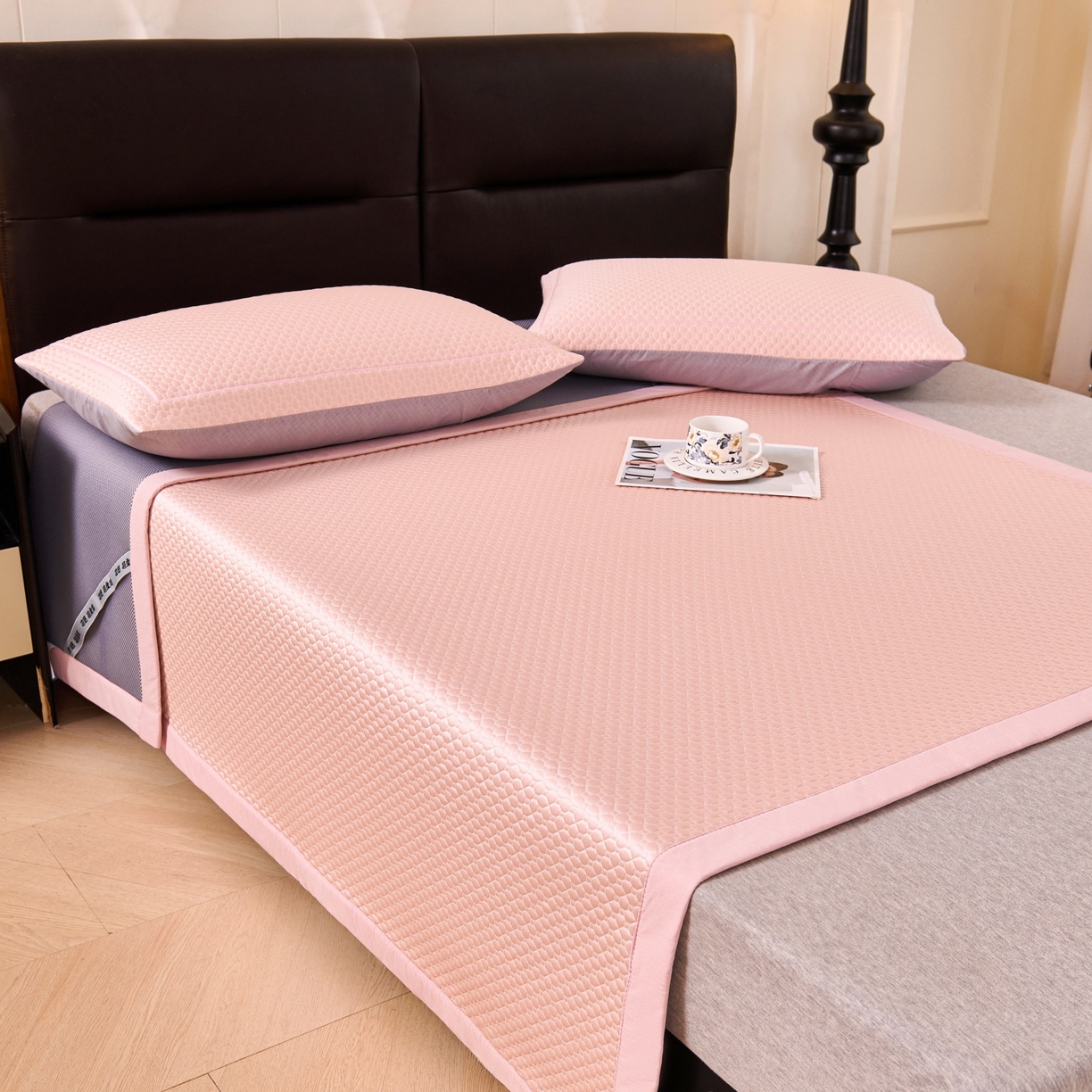 91家纺网 家纺一手货源 找家纺 席之家 2026新款PE中分子凉席三件套纯色平铺豆豆席-四叶草 四叶草-蜜桃粉