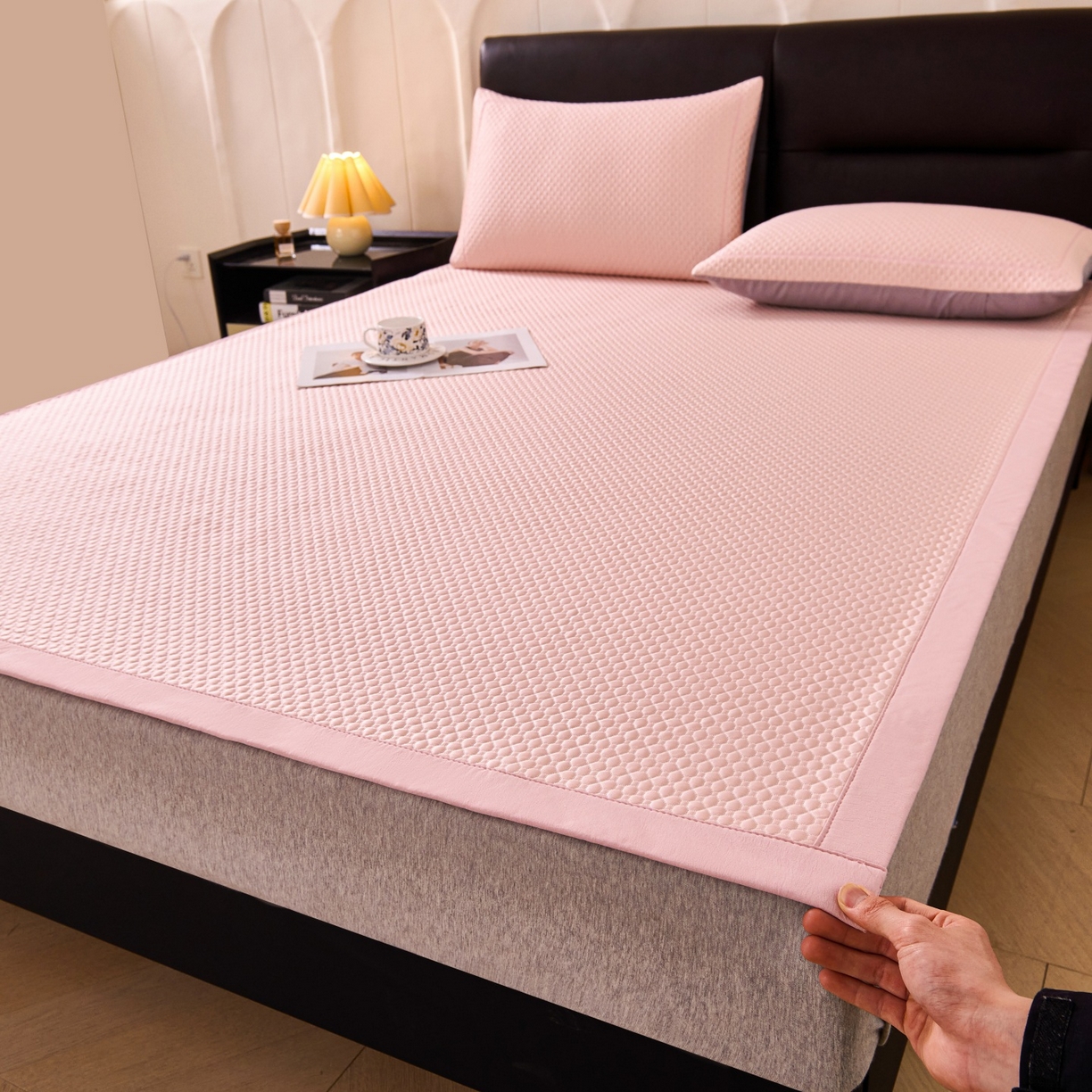 91家纺网 家纺一手货源 找家纺 席之家 2026新款PE中分子凉席三件套纯色平铺豆豆席-四叶草 四叶草-蜜桃粉