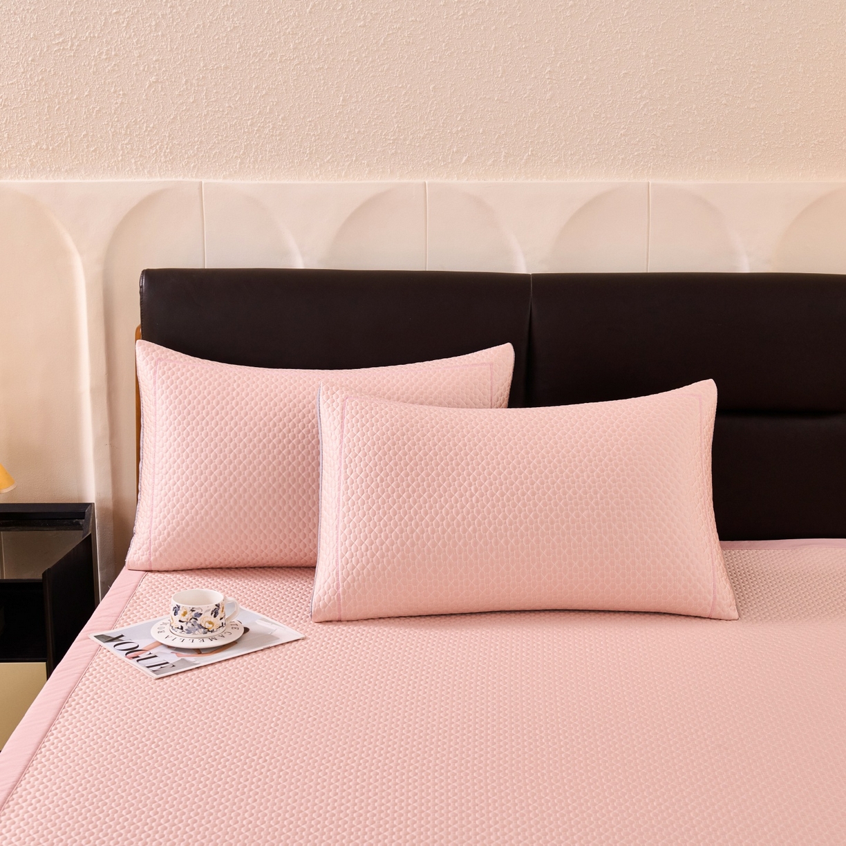 91家纺网 家纺一手货源 找家纺 席之家 2026新款PE中分子凉席三件套纯色平铺豆豆席-四叶草 四叶草-蜜桃粉