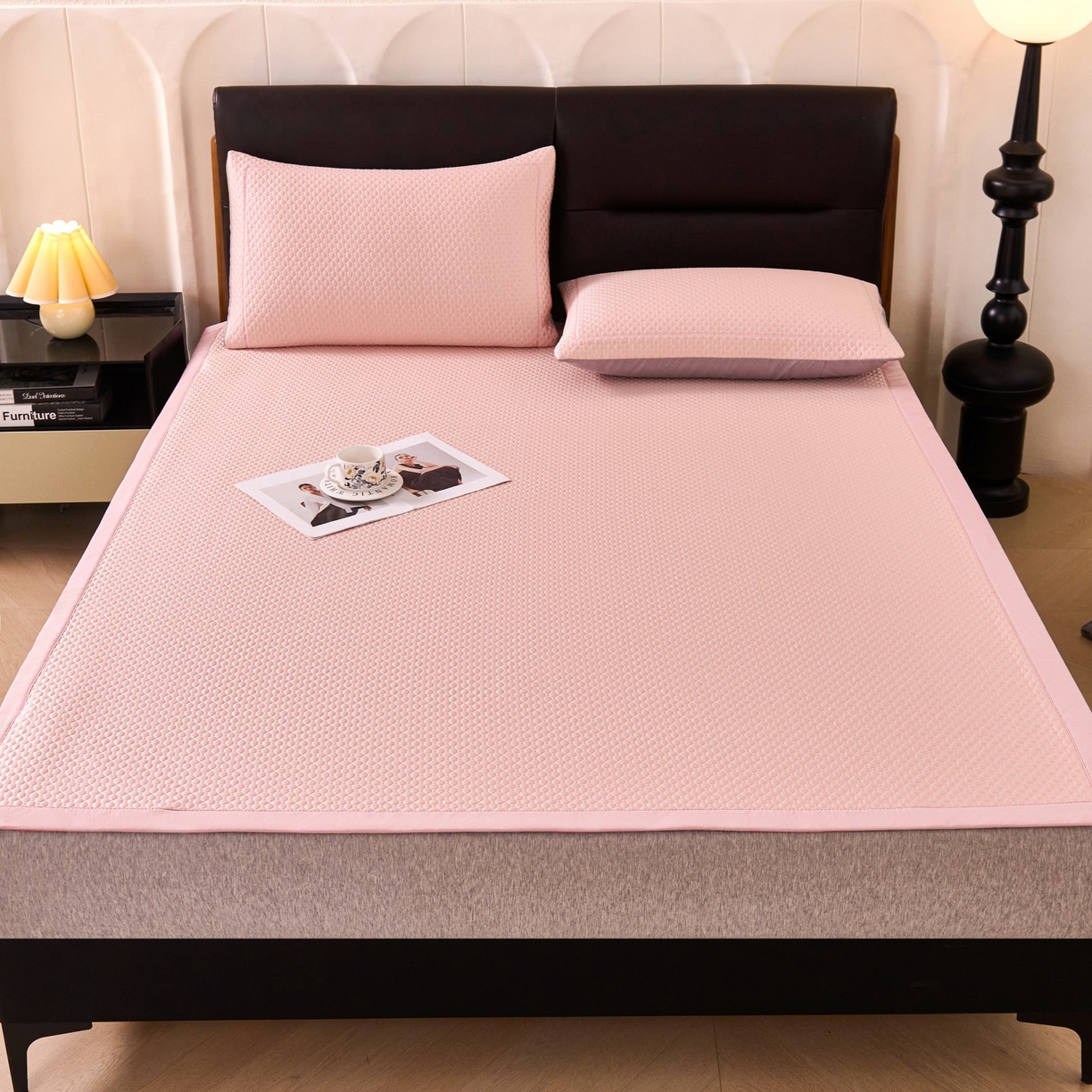 91家纺网 家纺一手货源 找家纺 席之家 2026新款PE中分子凉席三件套纯色平铺豆豆席-四叶草 四叶草-蜜桃粉