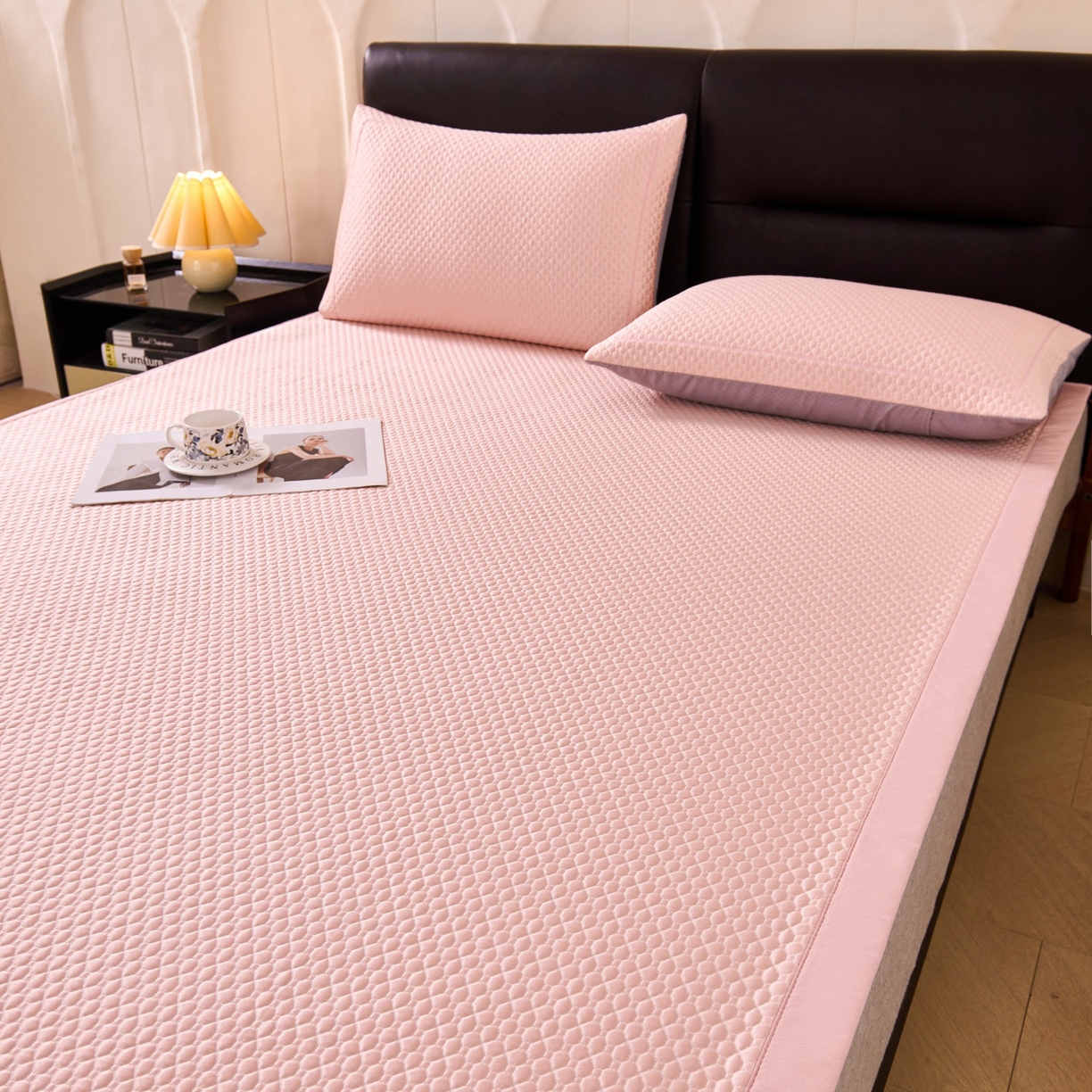 91家纺网 家纺一手货源 找家纺 席之家 2026新款PE中分子凉席三件套纯色平铺豆豆席-四叶草 四叶草-蜜桃粉