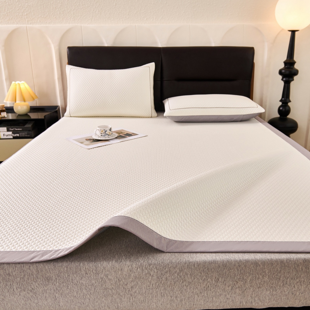 91家纺网 家纺一手货源 找家纺 席之家 2026新款PE中分子凉席三件套纯色平铺豆豆席-四叶草 四叶草-云雾白