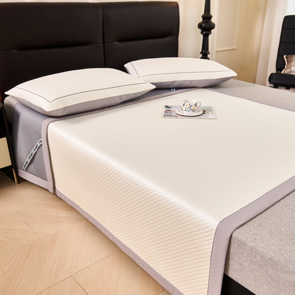 91家纺网 家纺一手货源 找家纺 席之家 2026新款PE中分子凉席三件套纯色平铺豆豆席-四叶草 四叶草-云雾白