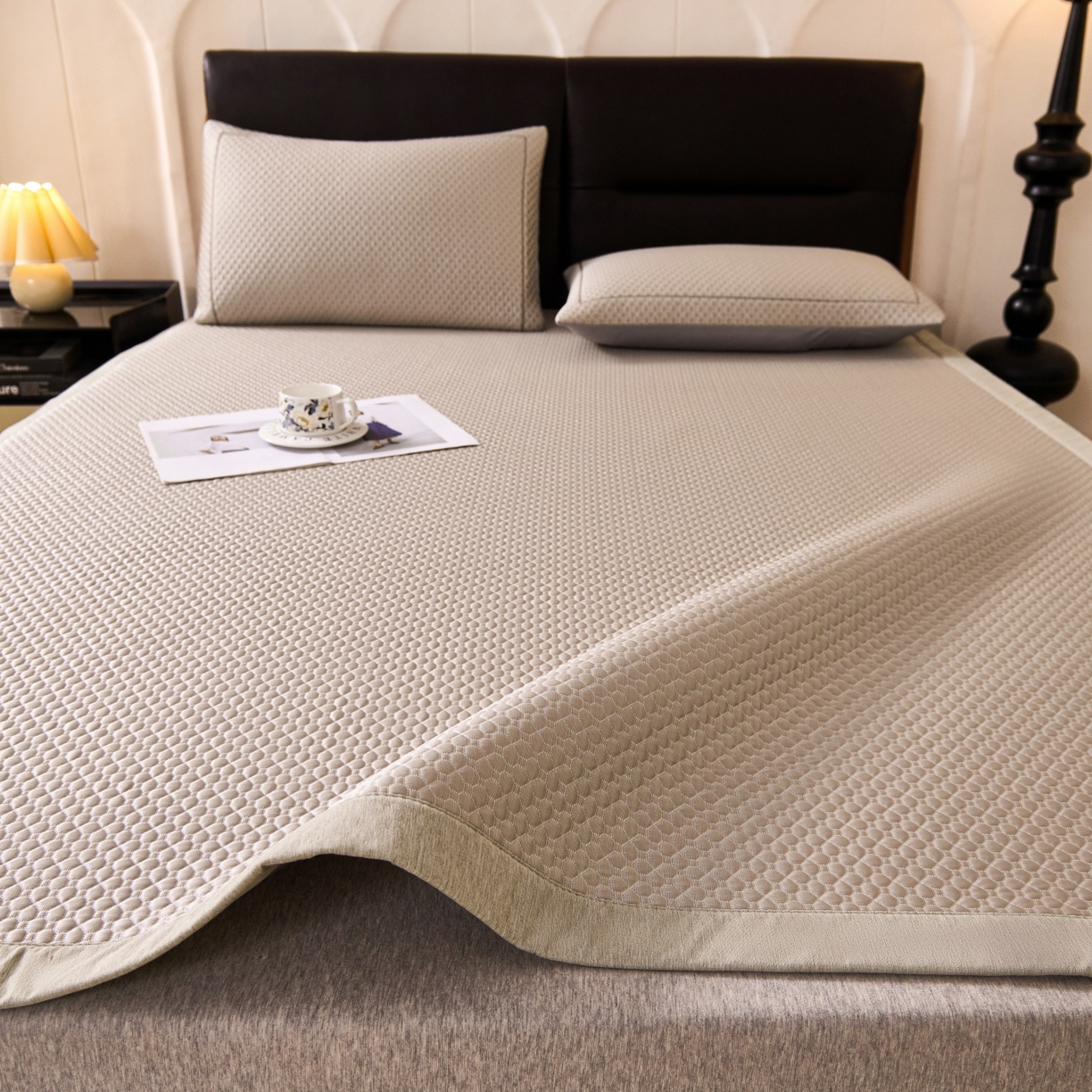 91家纺网 家纺一手货源 找家纺 席之家 2026新款PE中分子凉席三件套纯色平铺豆豆席-四叶草 四叶草-香槟金