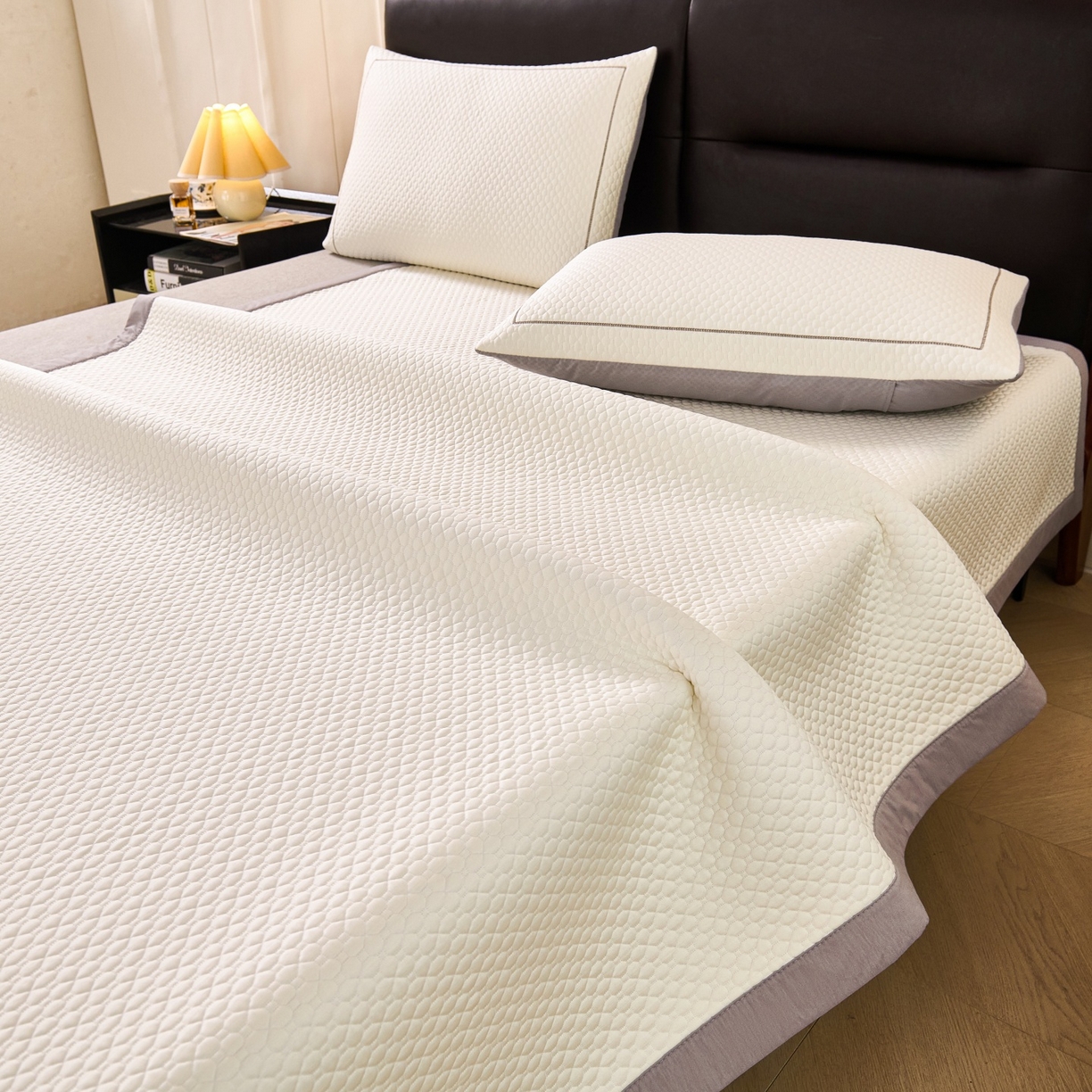 91家纺网 家纺一手货源 找家纺 席之家 2026新款PE中分子凉席三件套纯色平铺豆豆席-四叶草 四叶草-云雾白