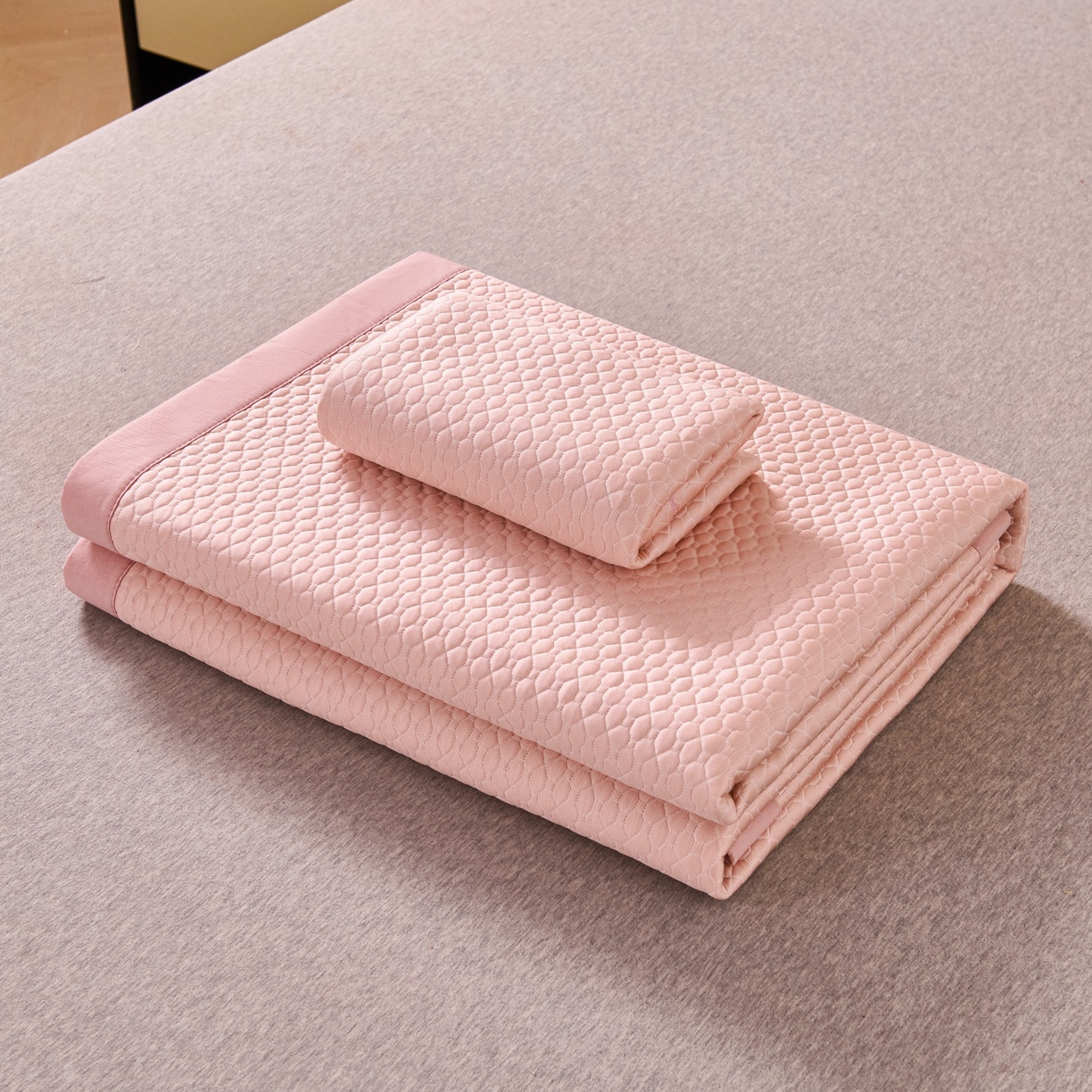 91家纺网 家纺一手货源 找家纺 席之家 2026新款PE中分子凉席三件套纯色平铺豆豆席-四叶草 四叶草-蜜桃粉