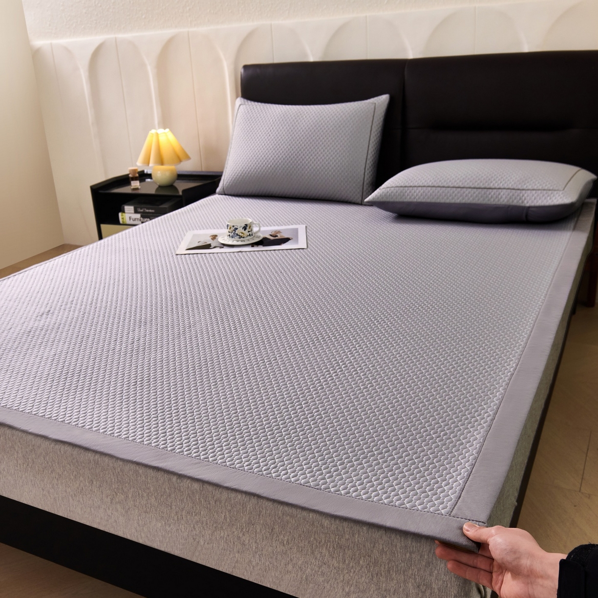 91家纺网 家纺一手货源 找家纺 席之家 2026新款PE中分子凉席三件套纯色平铺豆豆席-四叶草 四叶草-高雅灰