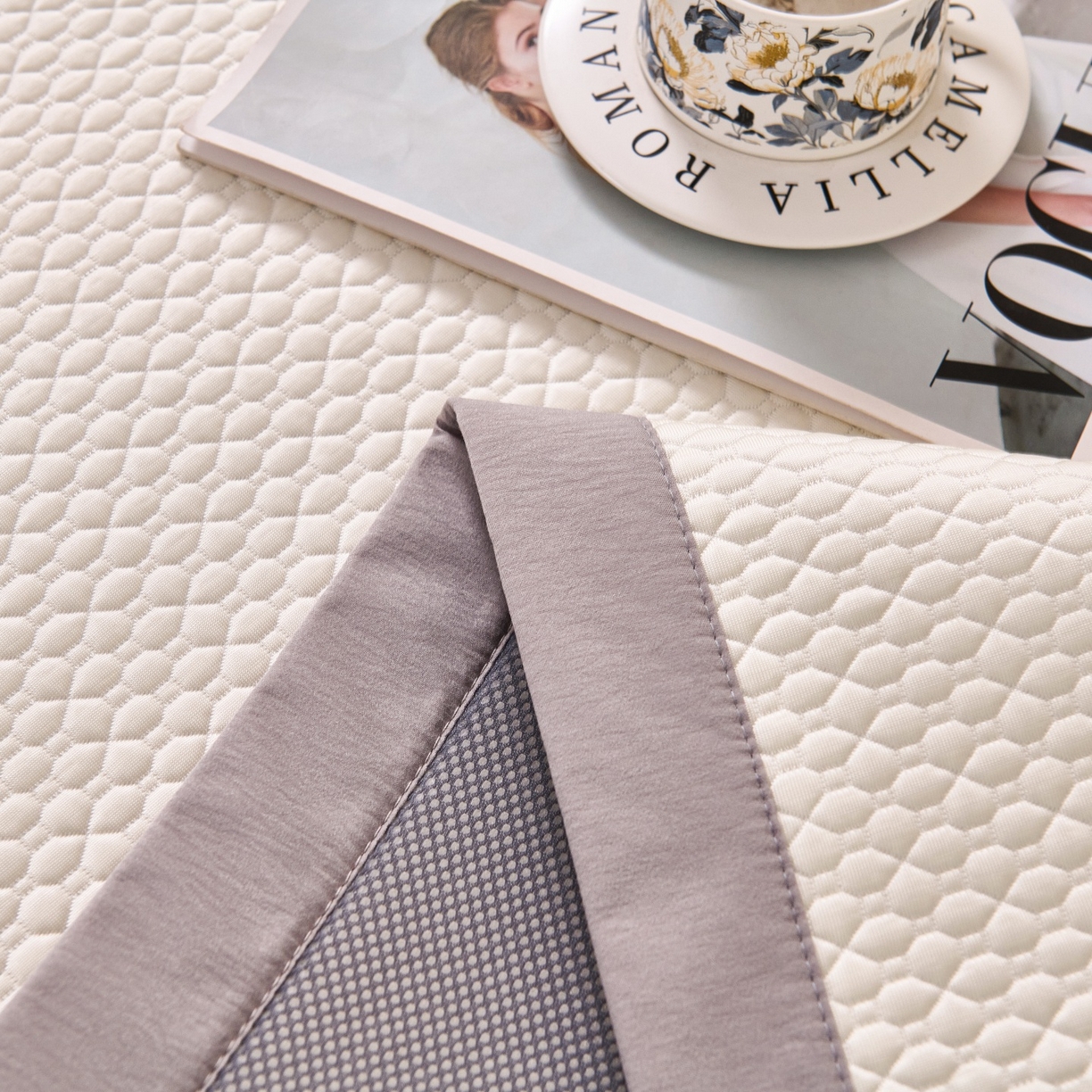 91家纺网 家纺一手货源 找家纺 席之家 2026新款PE中分子凉席三件套纯色平铺豆豆席-四叶草 四叶草-云雾白