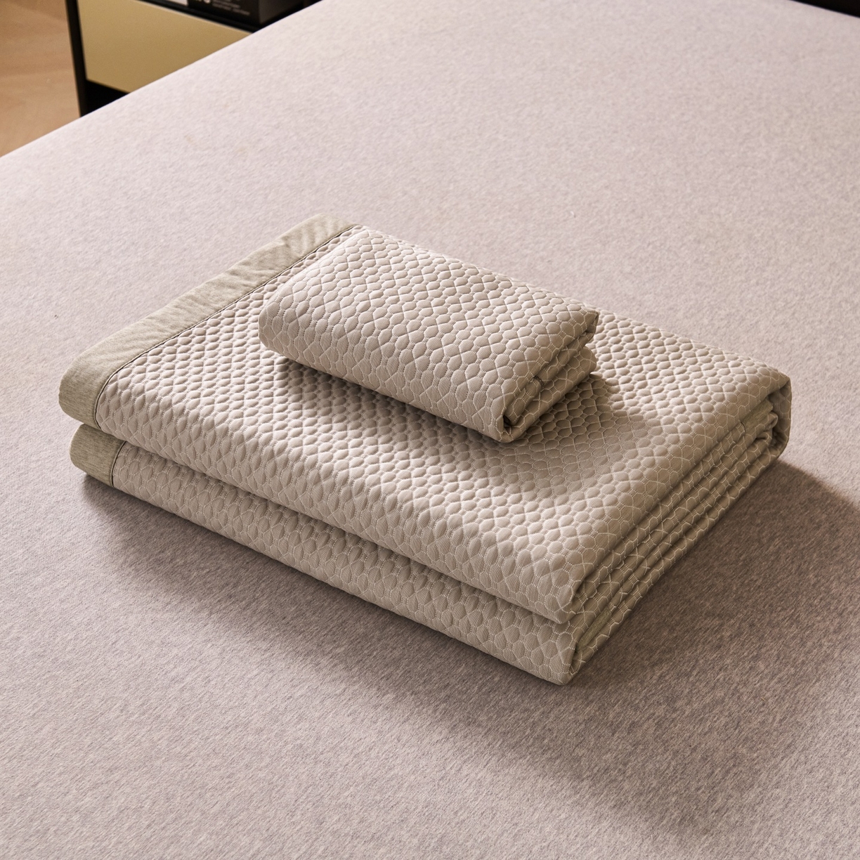 91家纺网 家纺一手货源 找家纺 席之家 2026新款PE中分子凉席三件套纯色平铺豆豆席-四叶草 四叶草-香槟金