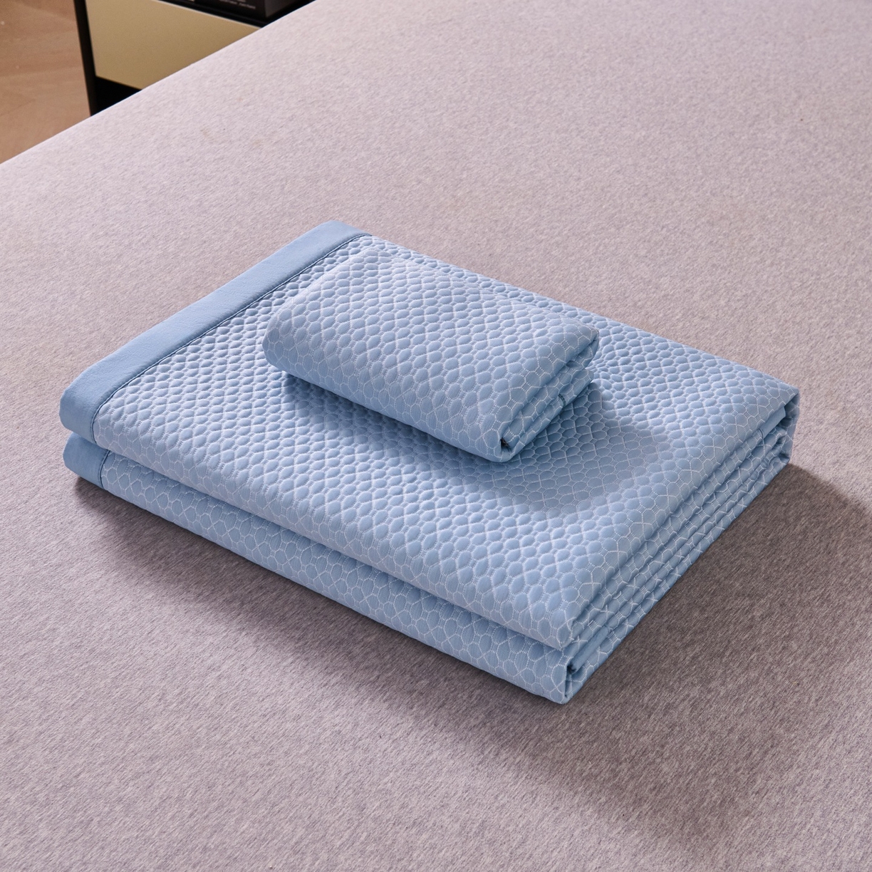 91家纺网 家纺一手货源 找家纺 席之家 2026新款PE中分子凉席三件套纯色平铺豆豆席-四叶草 四叶草-月光蓝