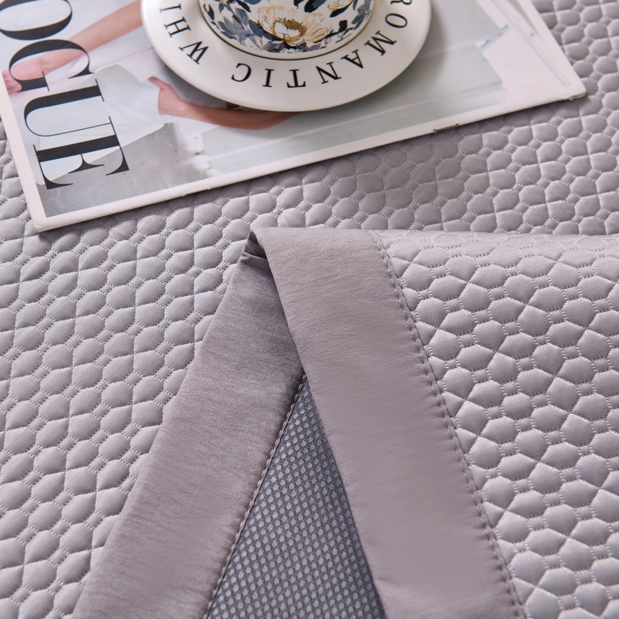 91家纺网 家纺一手货源 找家纺 席之家 2026新款PE中分子凉席三件套纯色平铺豆豆席-四叶草 四叶草-高雅灰