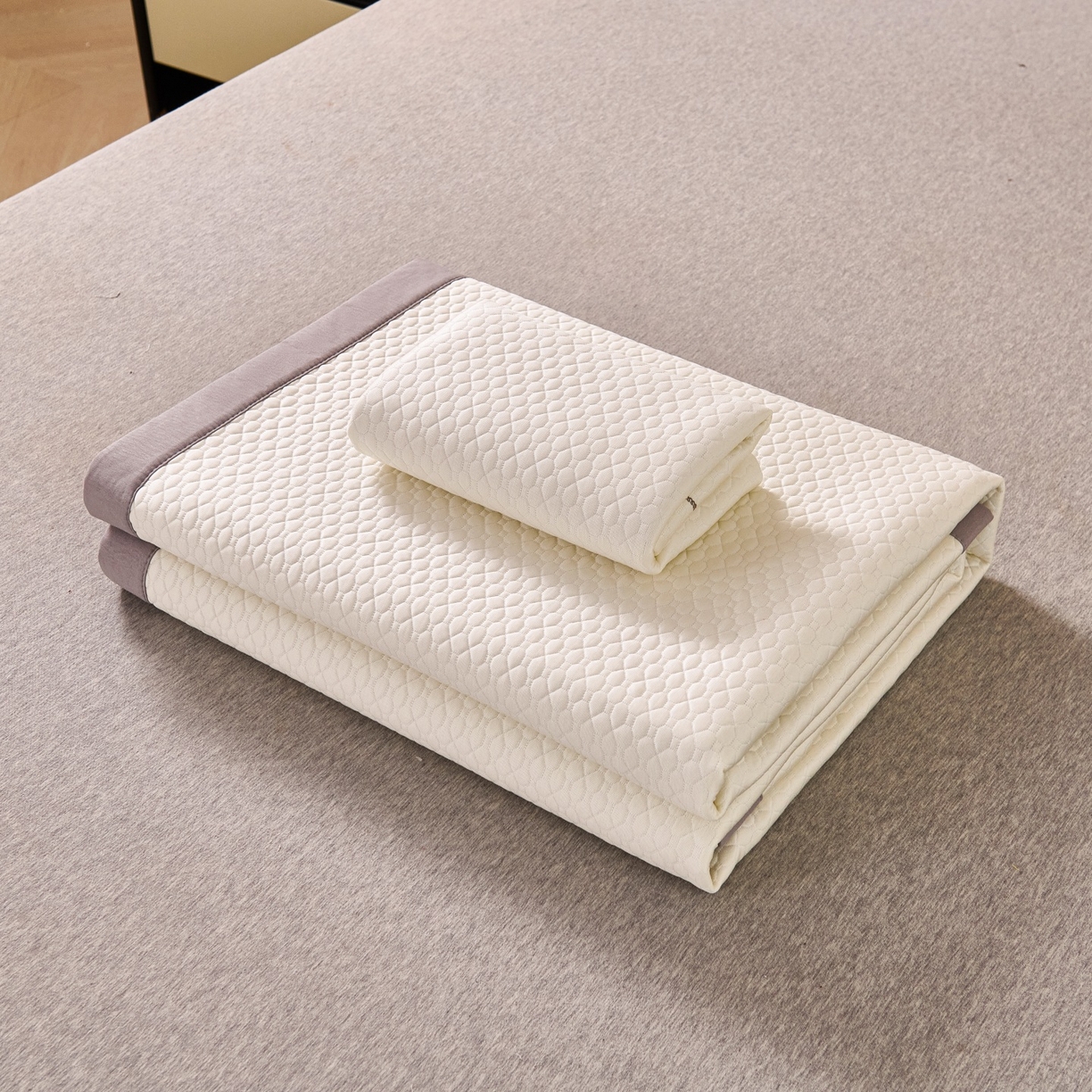 91家纺网 家纺一手货源 找家纺 席之家 2026新款PE中分子凉席三件套纯色平铺豆豆席-四叶草 四叶草-云雾白