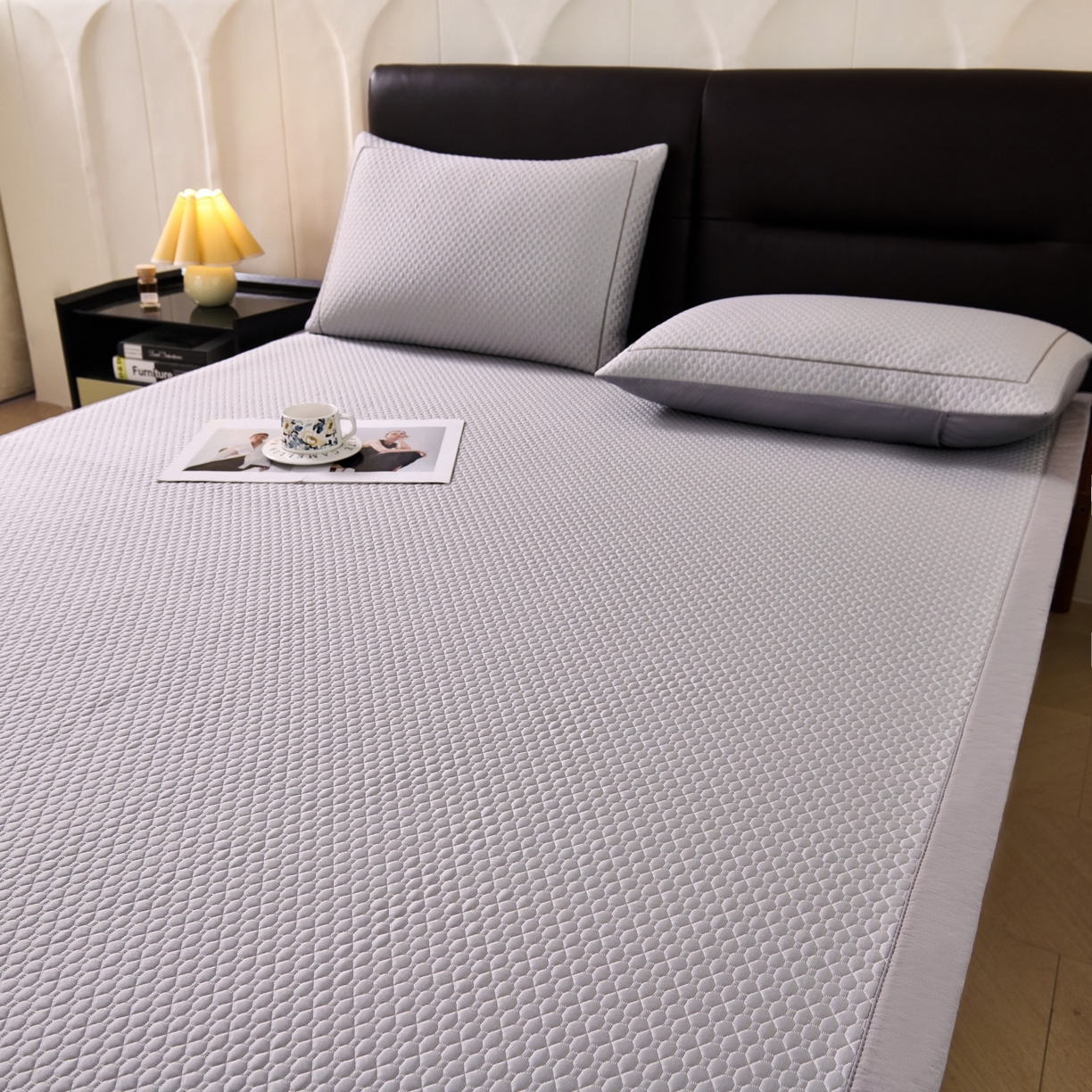 91家纺网 家纺一手货源 找家纺 席之家 2026新款PE中分子凉席三件套纯色平铺豆豆席-四叶草 四叶草-高雅灰