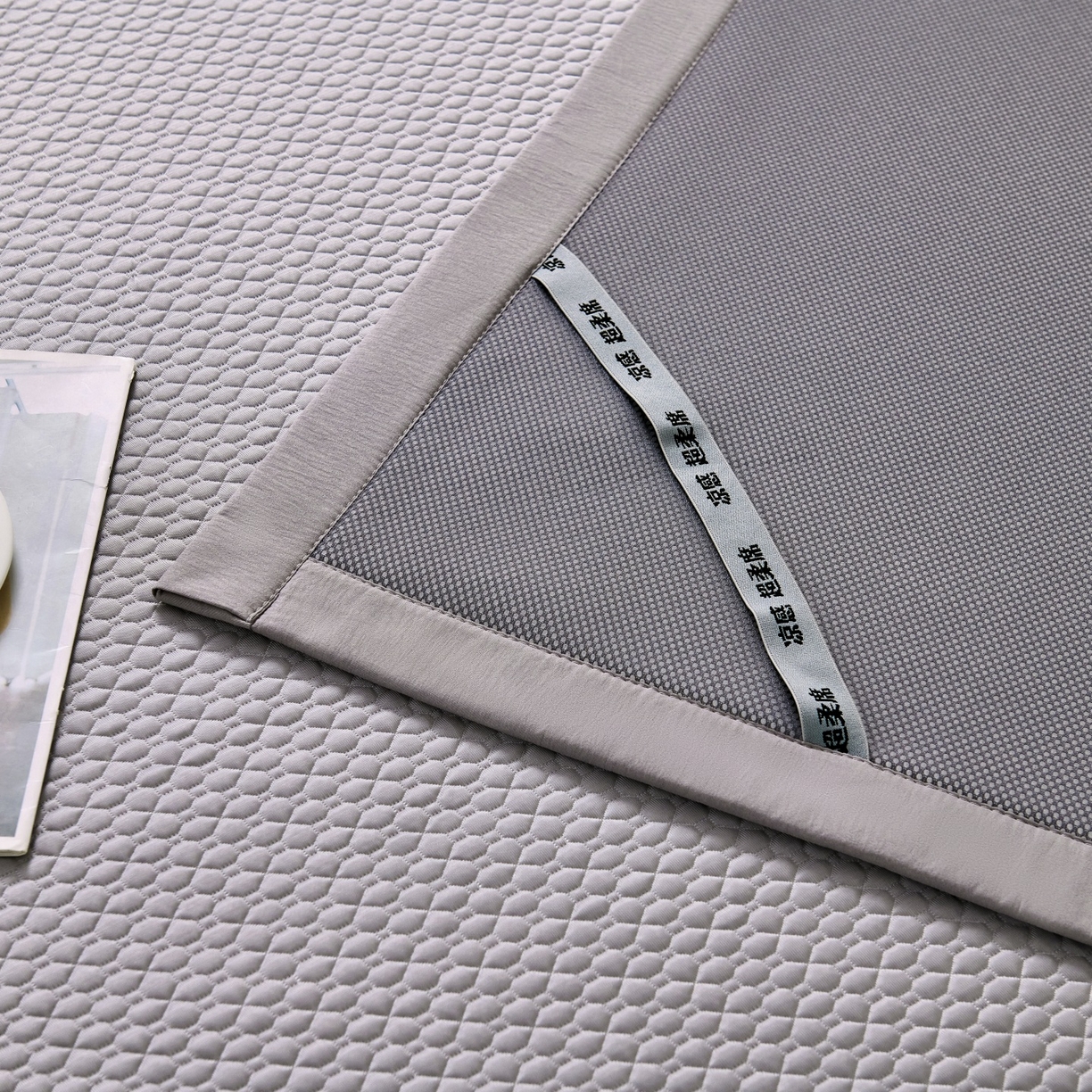 91家纺网 家纺一手货源 找家纺 席之家 2026新款PE中分子凉席三件套纯色平铺豆豆席-四叶草 四叶草-高雅灰