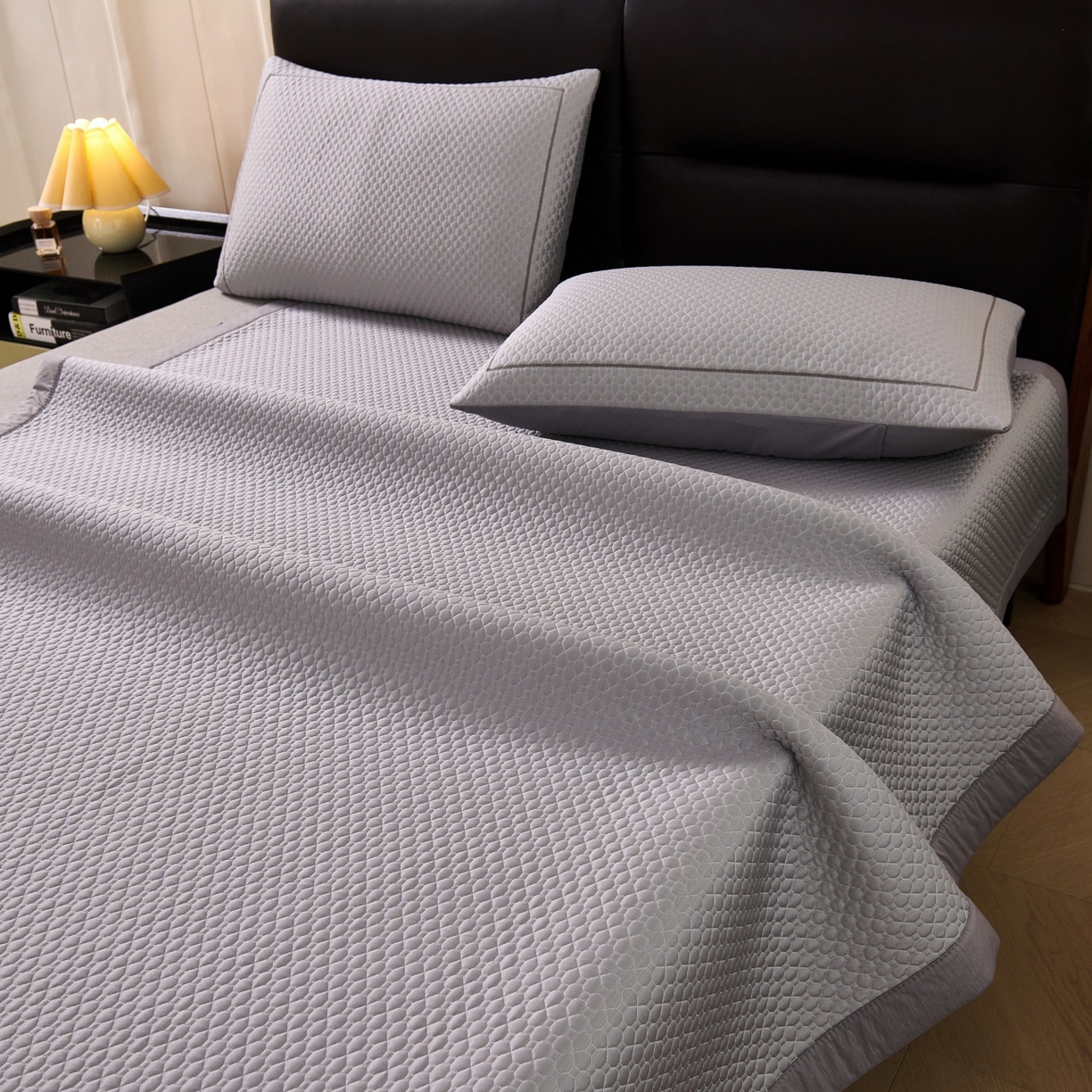 91家纺网 家纺一手货源 找家纺 席之家 2026新款PE中分子凉席三件套纯色平铺豆豆席-四叶草 四叶草-高雅灰