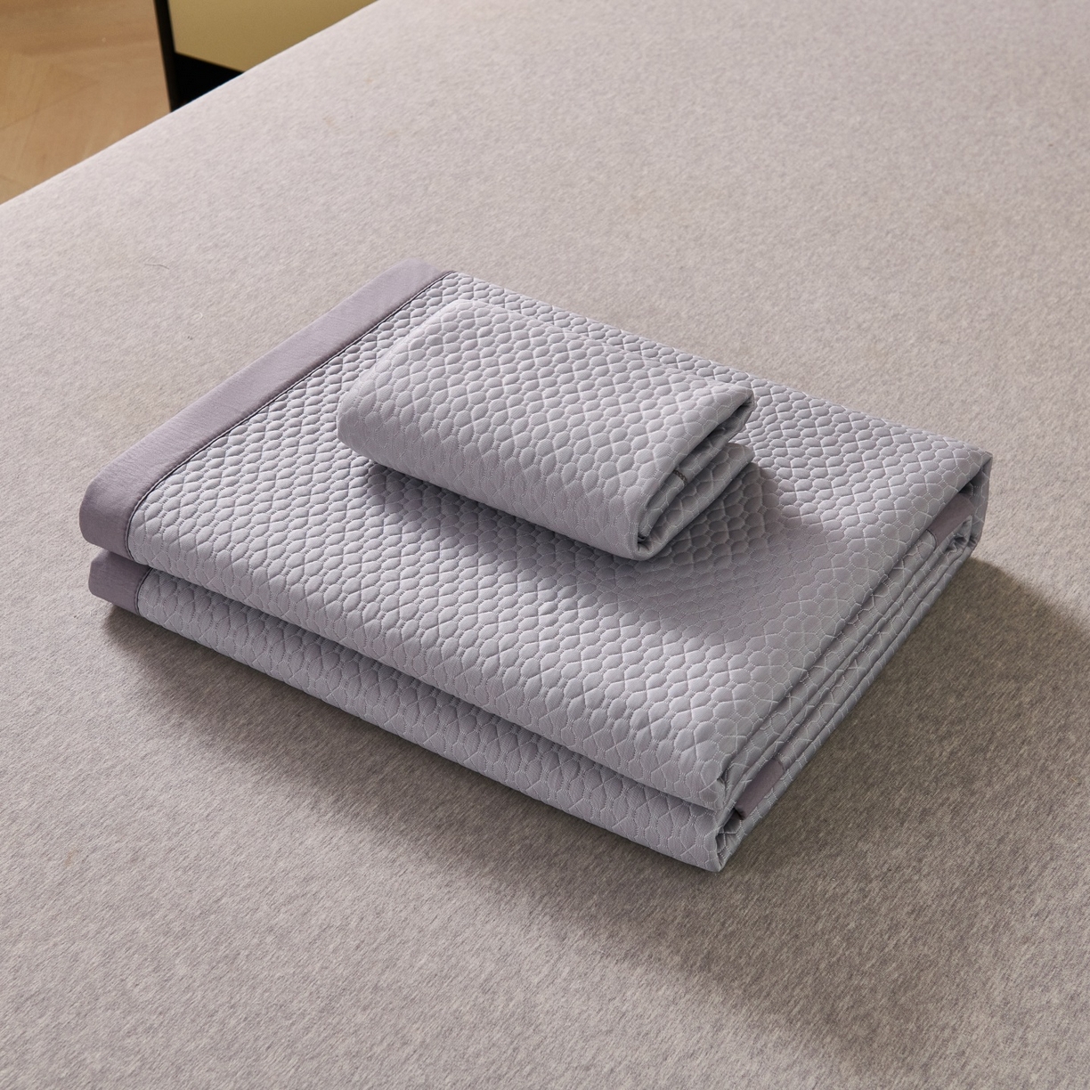 91家纺网 家纺一手货源 找家纺 席之家 2026新款PE中分子凉席三件套纯色平铺豆豆席-四叶草 四叶草-高雅灰