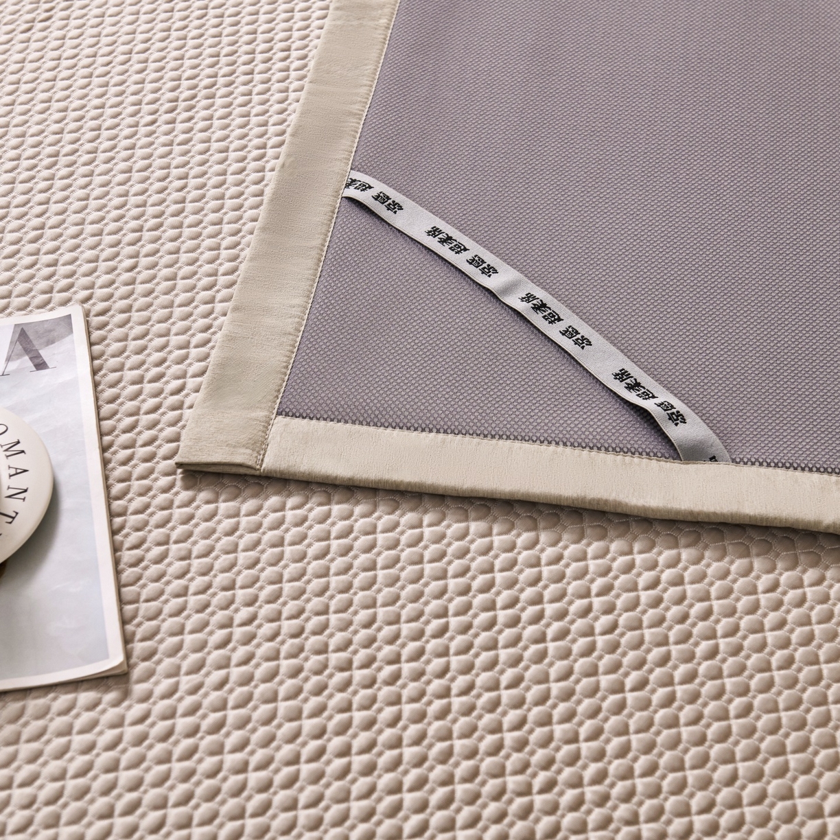 91家纺网 家纺一手货源 找家纺 席之家 2026新款PE中分子凉席三件套纯色平铺豆豆席-四叶草 四叶草-香槟金