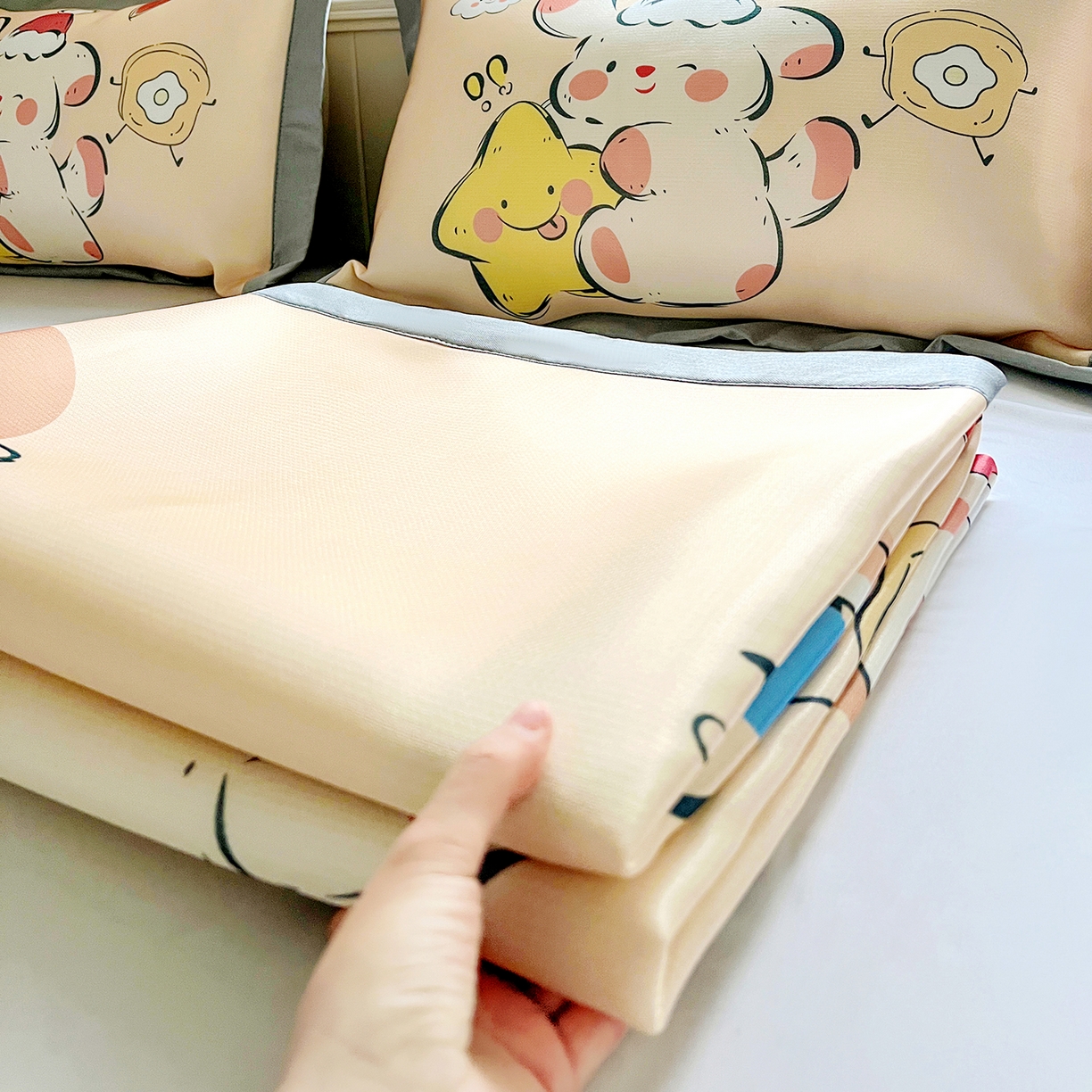 91家纺网 家纺一手货源 找家纺 KT猫直营店 2026新款数码卡通印花凉感冰丝软凉席席子 小确幸-席