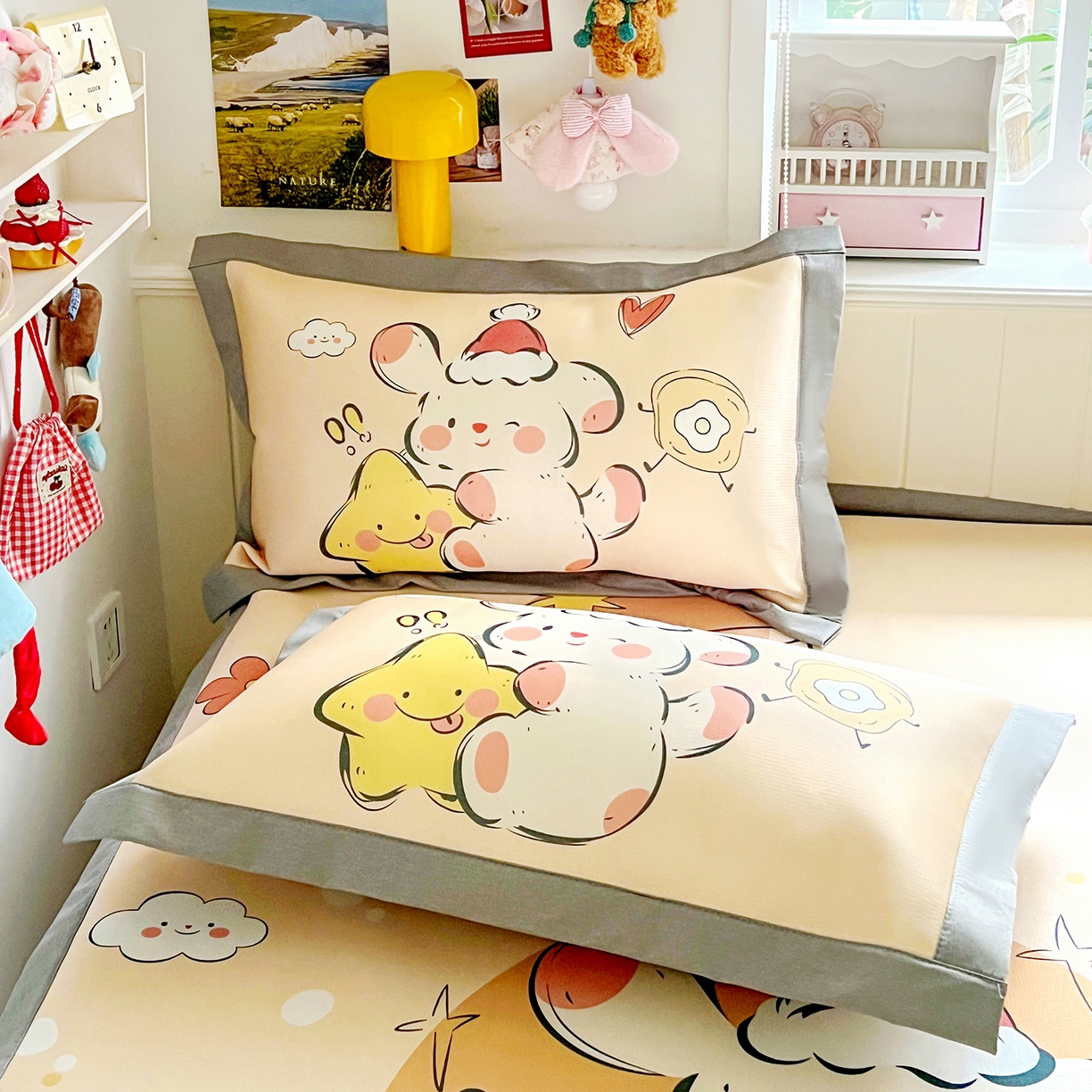 91家纺网 家纺一手货源 找家纺 KT猫直营店 2026新款数码卡通印花凉感冰丝软凉席席子 小确幸-席