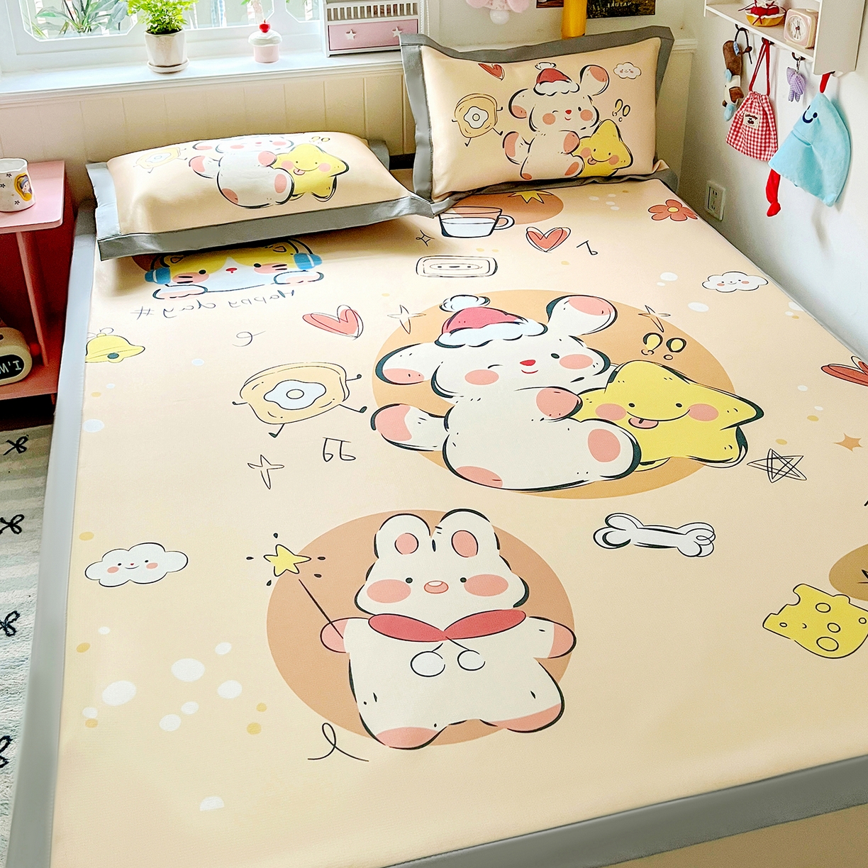 91家纺网 家纺一手货源 找家纺 KT猫直营店 2026新款数码卡通印花凉感冰丝软凉席席子 小确幸-席