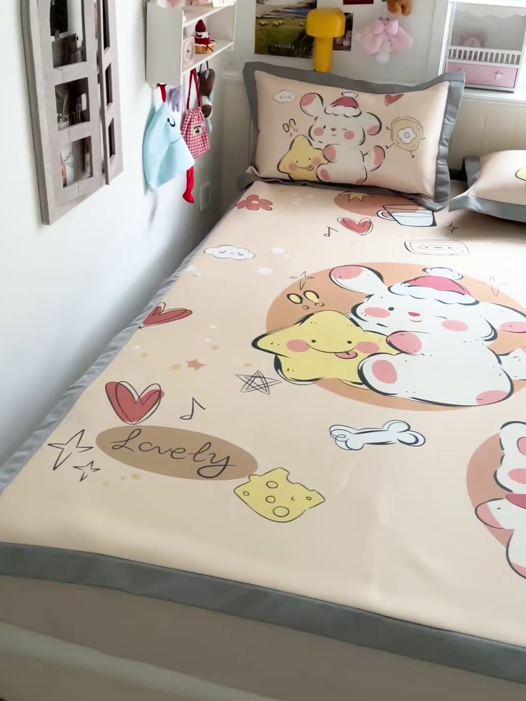 91家纺网 家纺一手货源 找家纺 KT猫直营店 2026新款数码卡通印花凉感冰丝软凉席席子 小确幸-席