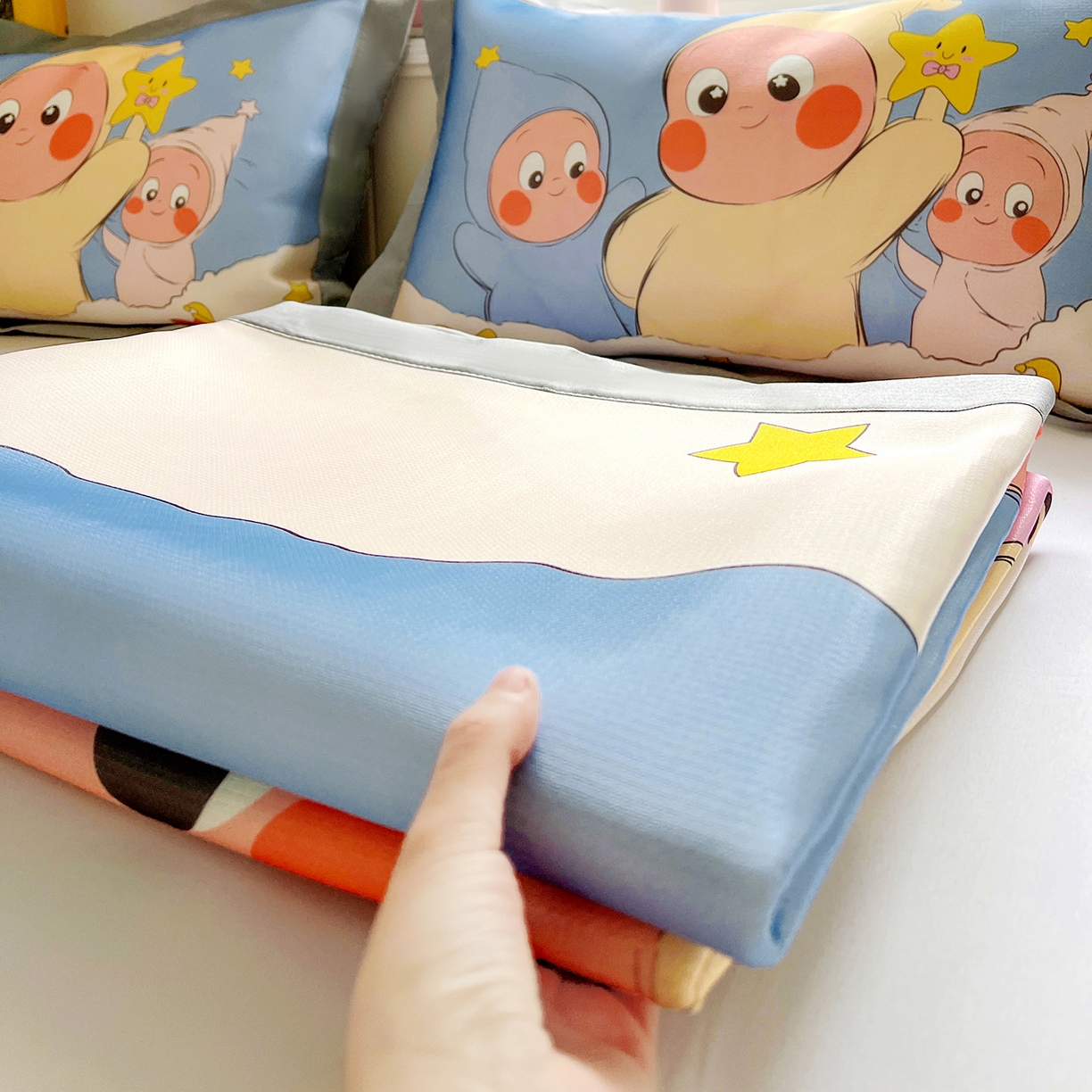 91家纺网 家纺一手货源 找家纺 KT猫直营店 2026新款数码卡通印花凉感冰丝软凉席席子 星星人派对-席