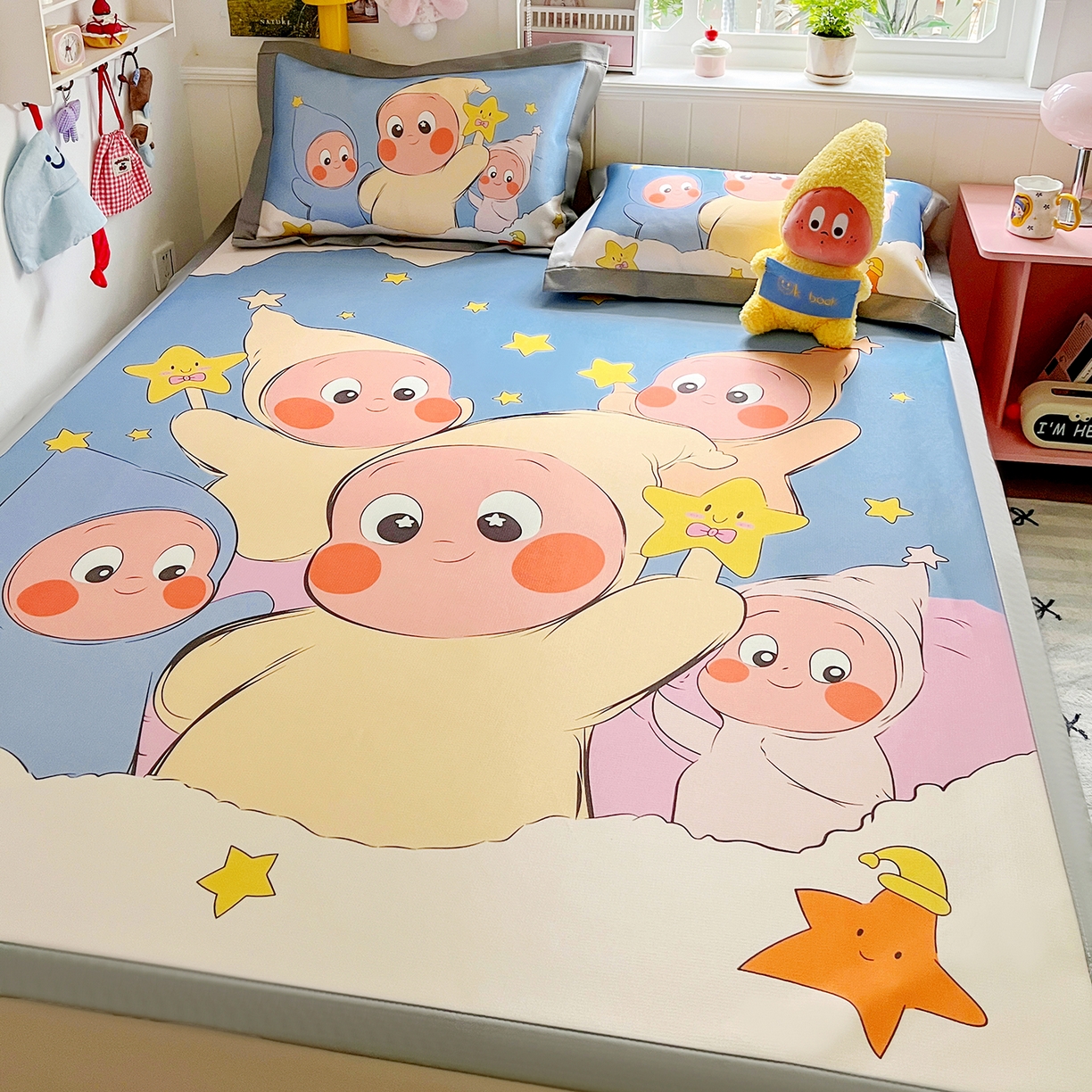 91家纺网 家纺一手货源 找家纺 KT猫直营店 2026新款数码卡通印花凉感冰丝软凉席席子 星星人派对-席