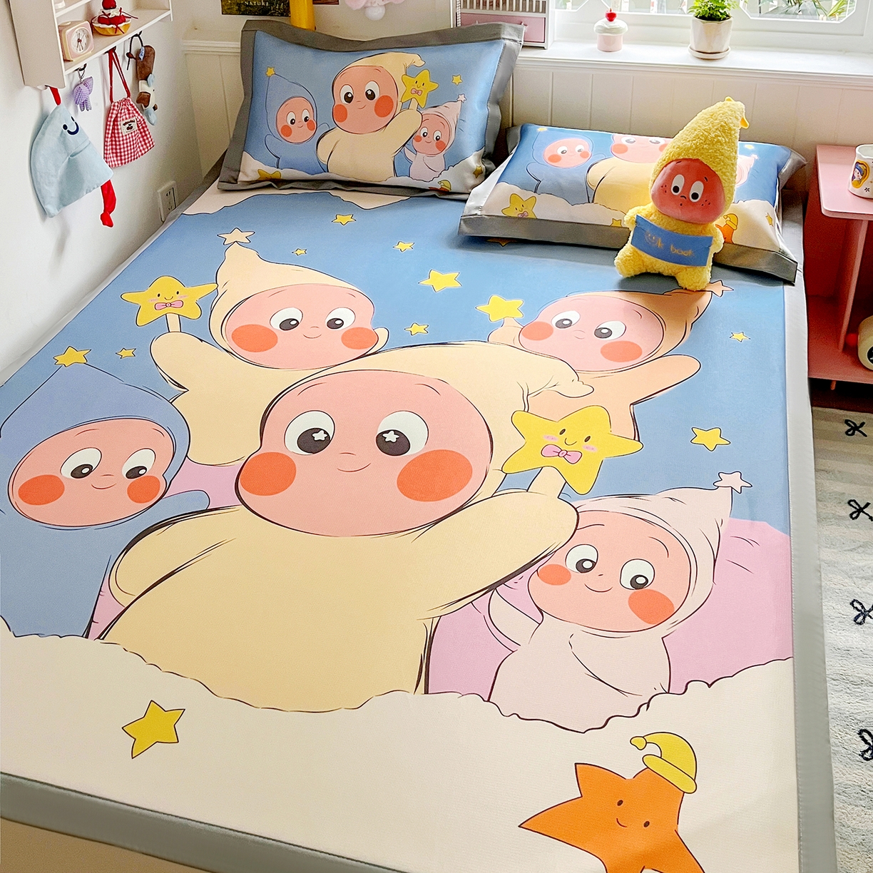 91家纺网 家纺一手货源 找家纺 KT猫直营店 2026新款数码卡通印花凉感冰丝软凉席席子 星星人派对-席